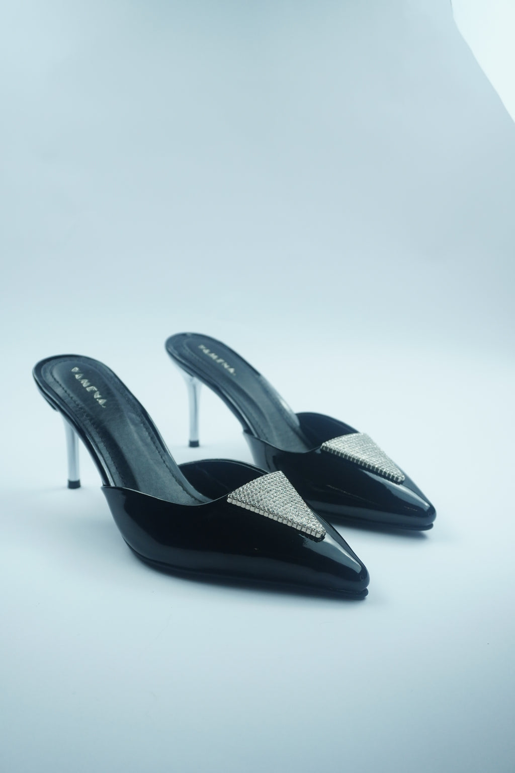 B- ESCARPIN MULE VERNIS AVEC DÉTAIL CRISTAL YW-10.