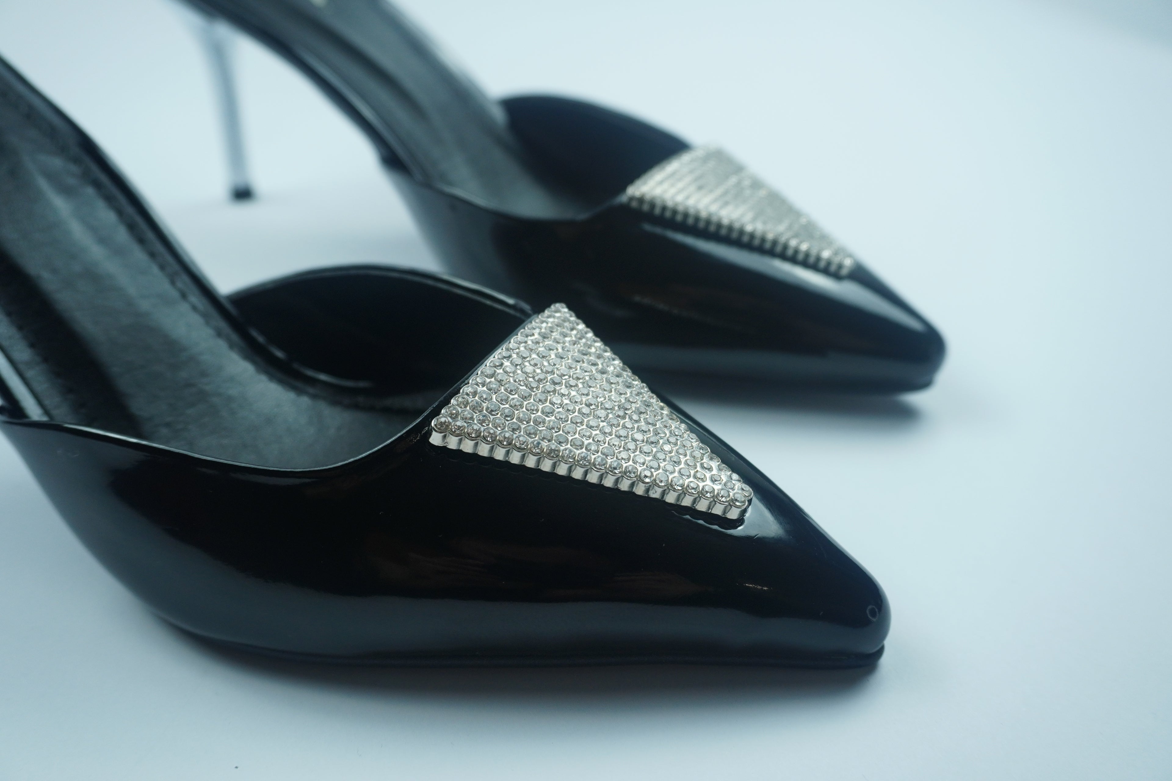 B- ESCARPIN MULE VERNIS AVEC DÉTAIL CRISTAL YW-10.