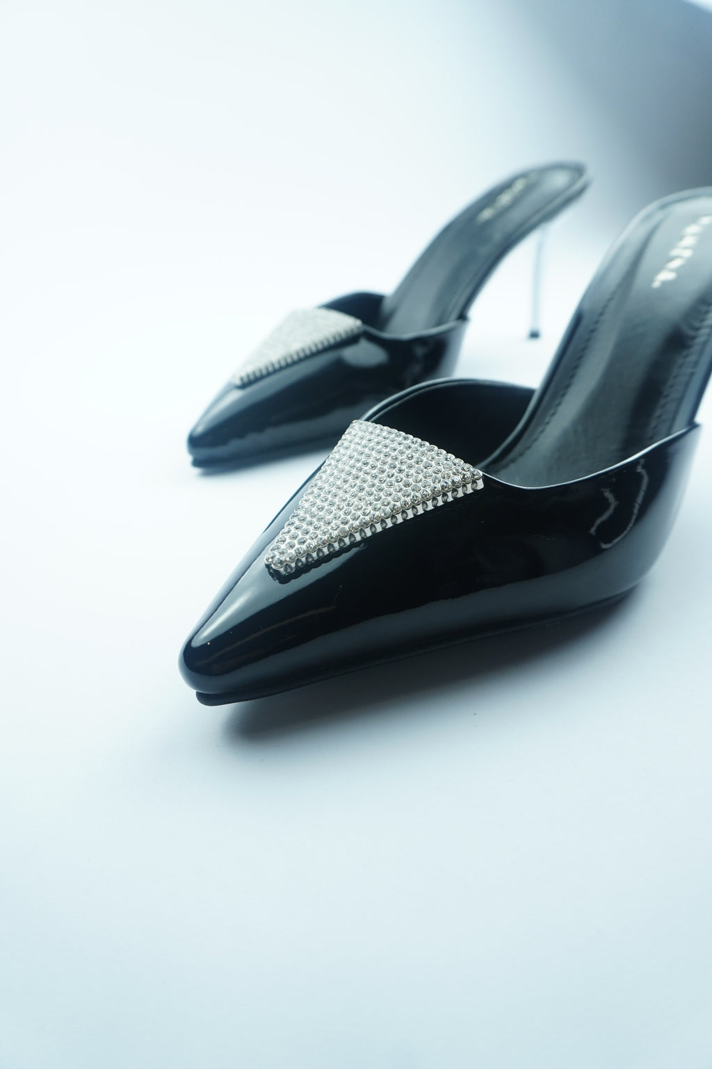 B- ESCARPIN MULE VERNIS AVEC DÉTAIL CRISTAL YW-10.