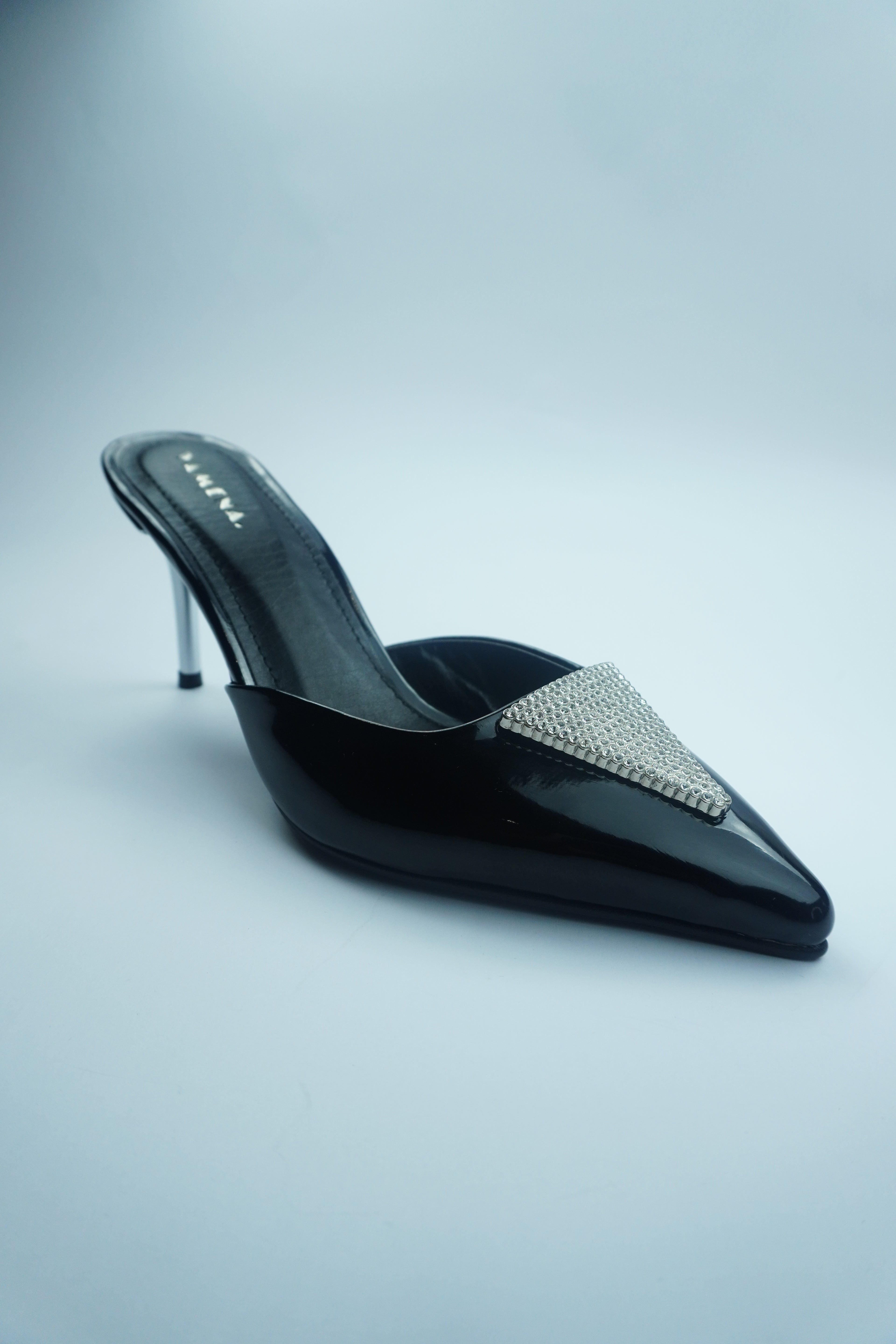 B- ESCARPIN MULE VERNIS AVEC DÉTAIL CRISTAL YW-10.