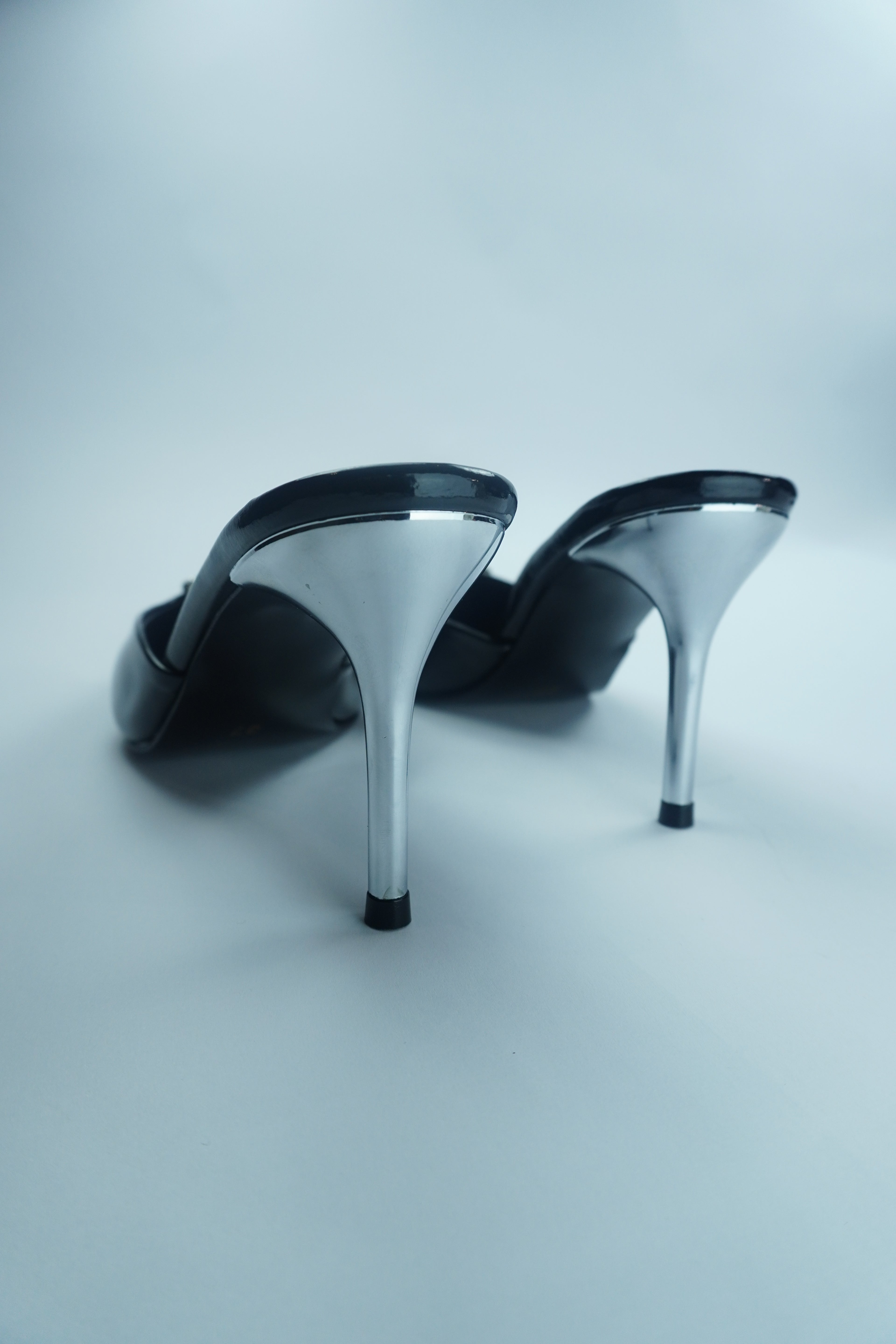 B- ESCARPIN MULE VERNIS AVEC DÉTAIL CRISTAL YW-10.