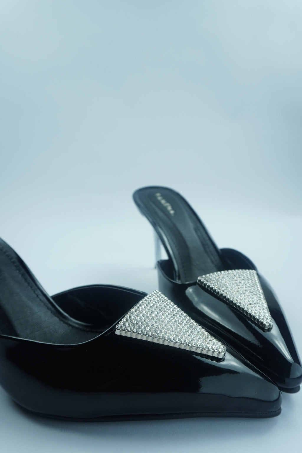 B- ESCARPIN MULE VERNIS AVEC DÉTAIL CRISTAL YW-10.
