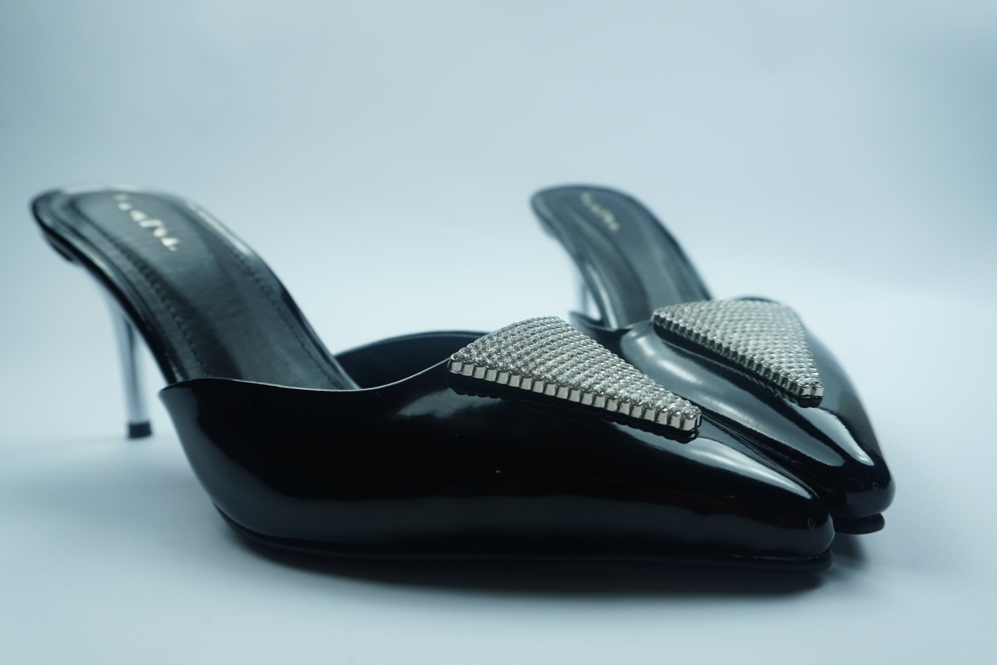 B- ESCARPIN MULE VERNIS AVEC DÉTAIL CRISTAL YW-10.