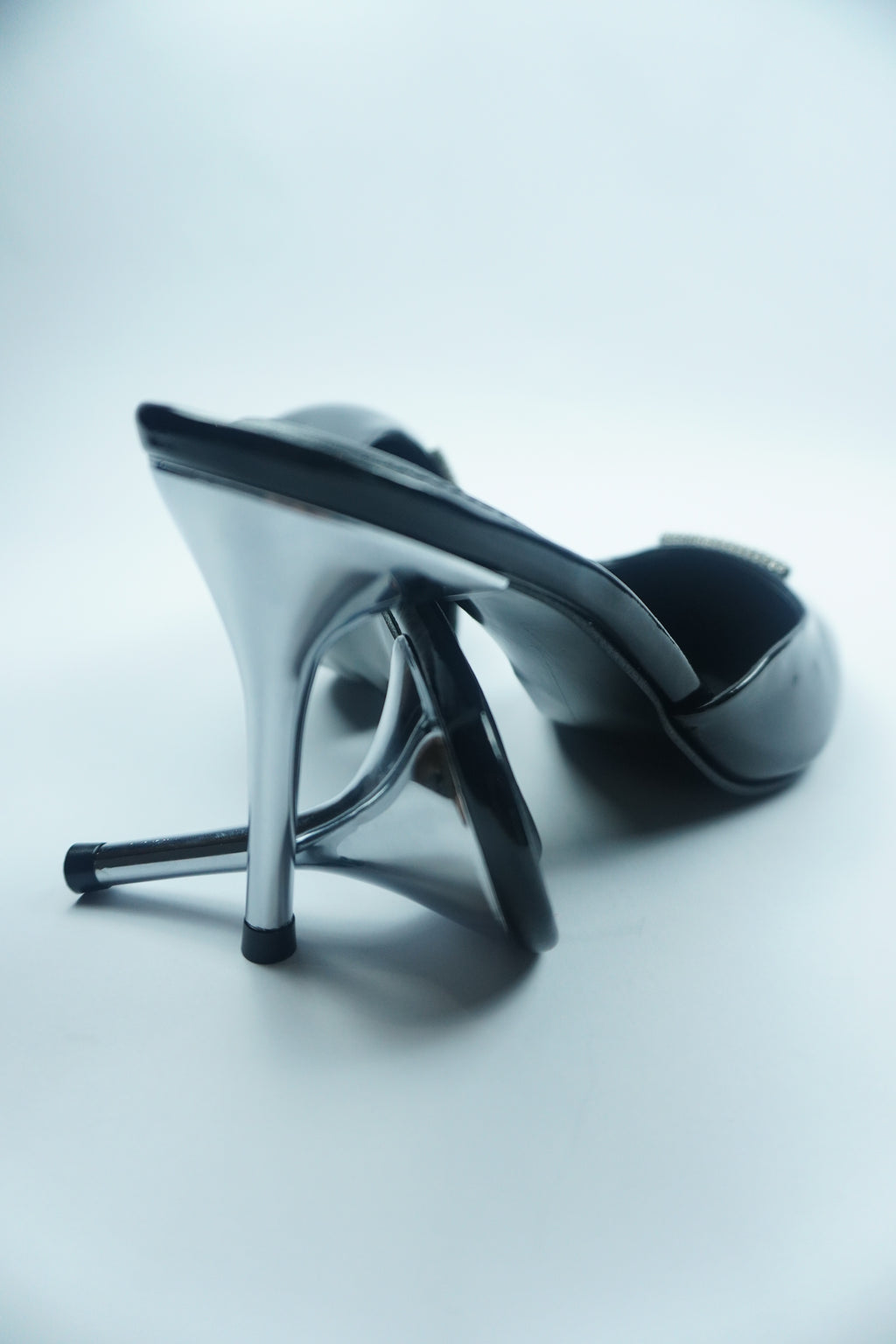 B- ESCARPIN MULE VERNIS AVEC DÉTAIL CRISTAL YW-10.