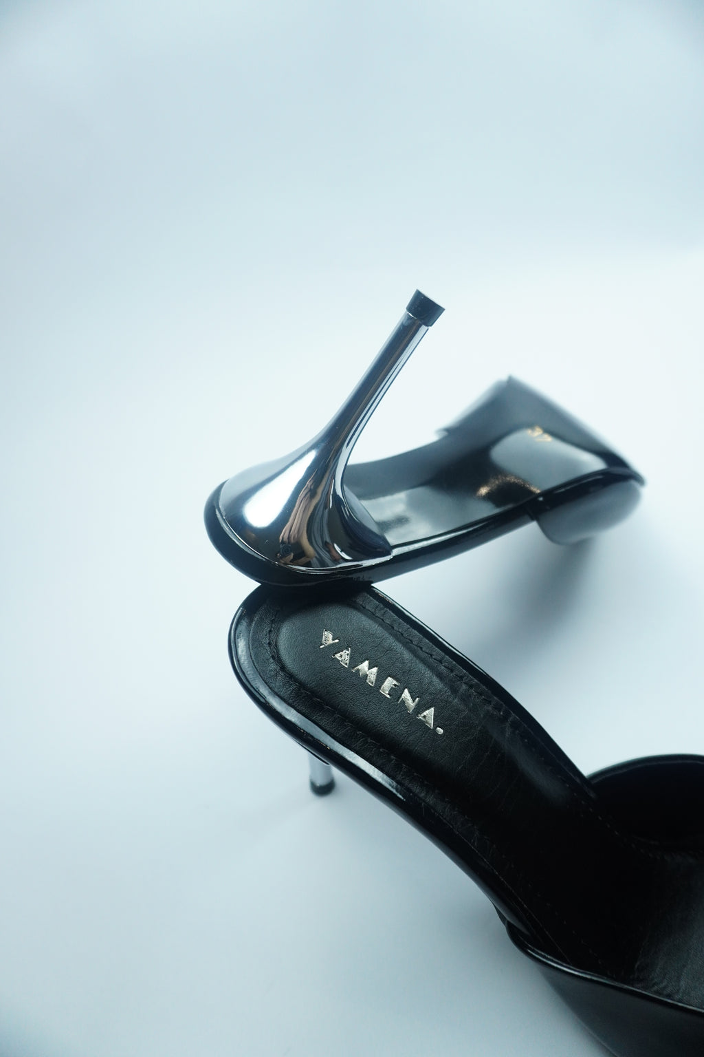 B- ESCARPIN MULE VERNIS AVEC DÉTAIL CRISTAL YW-10.