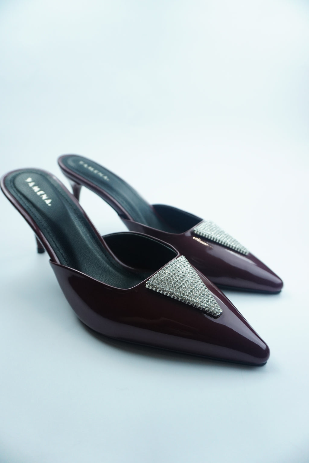 B- ESCARPIN MULE VERNIS AVEC DÉTAIL CRISTAL YW-10.