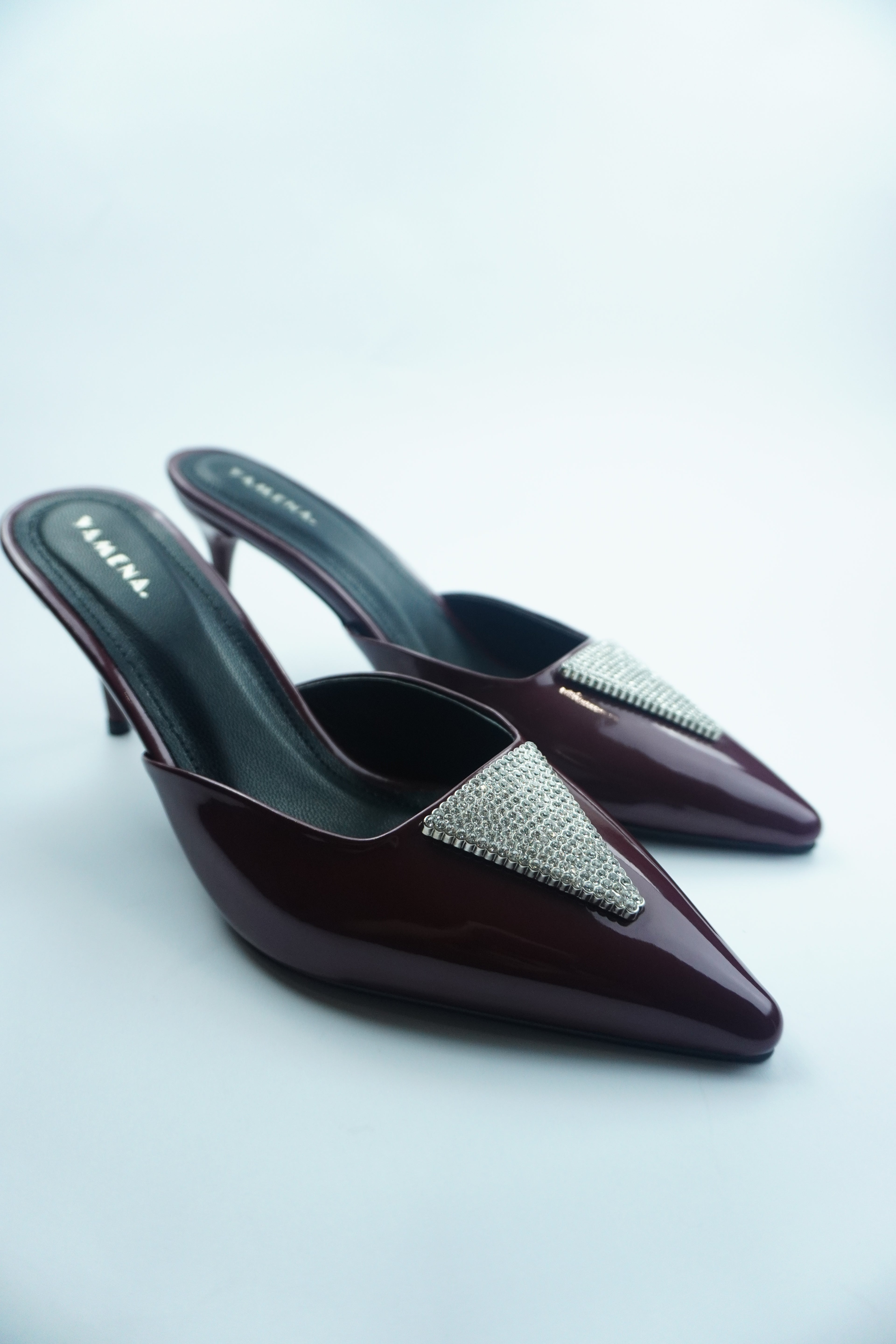 B- ESCARPIN MULE VERNIS AVEC DÉTAIL CRISTAL YW-10.