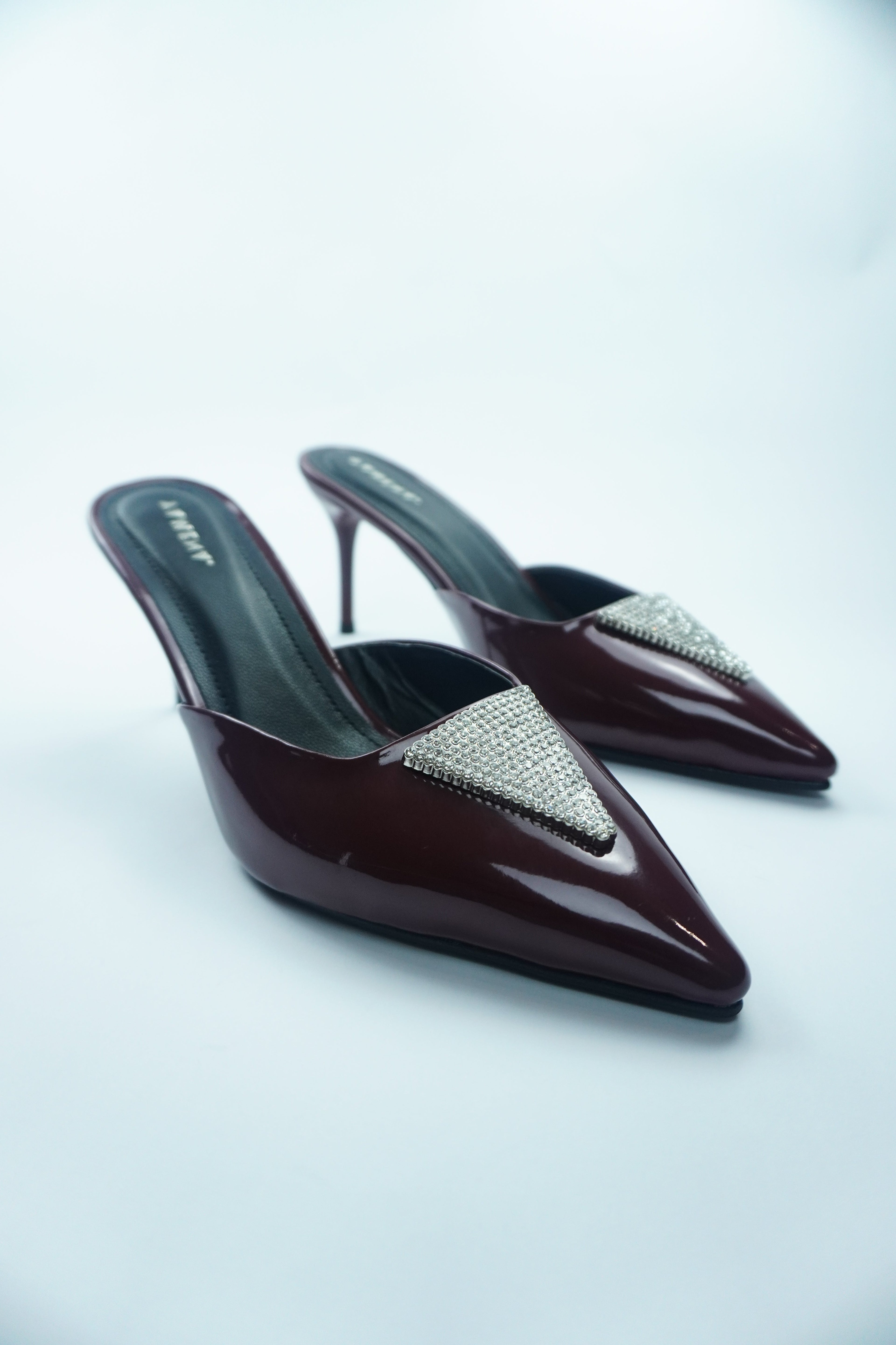 B- ESCARPIN MULE VERNIS AVEC DÉTAIL CRISTAL YW-10.