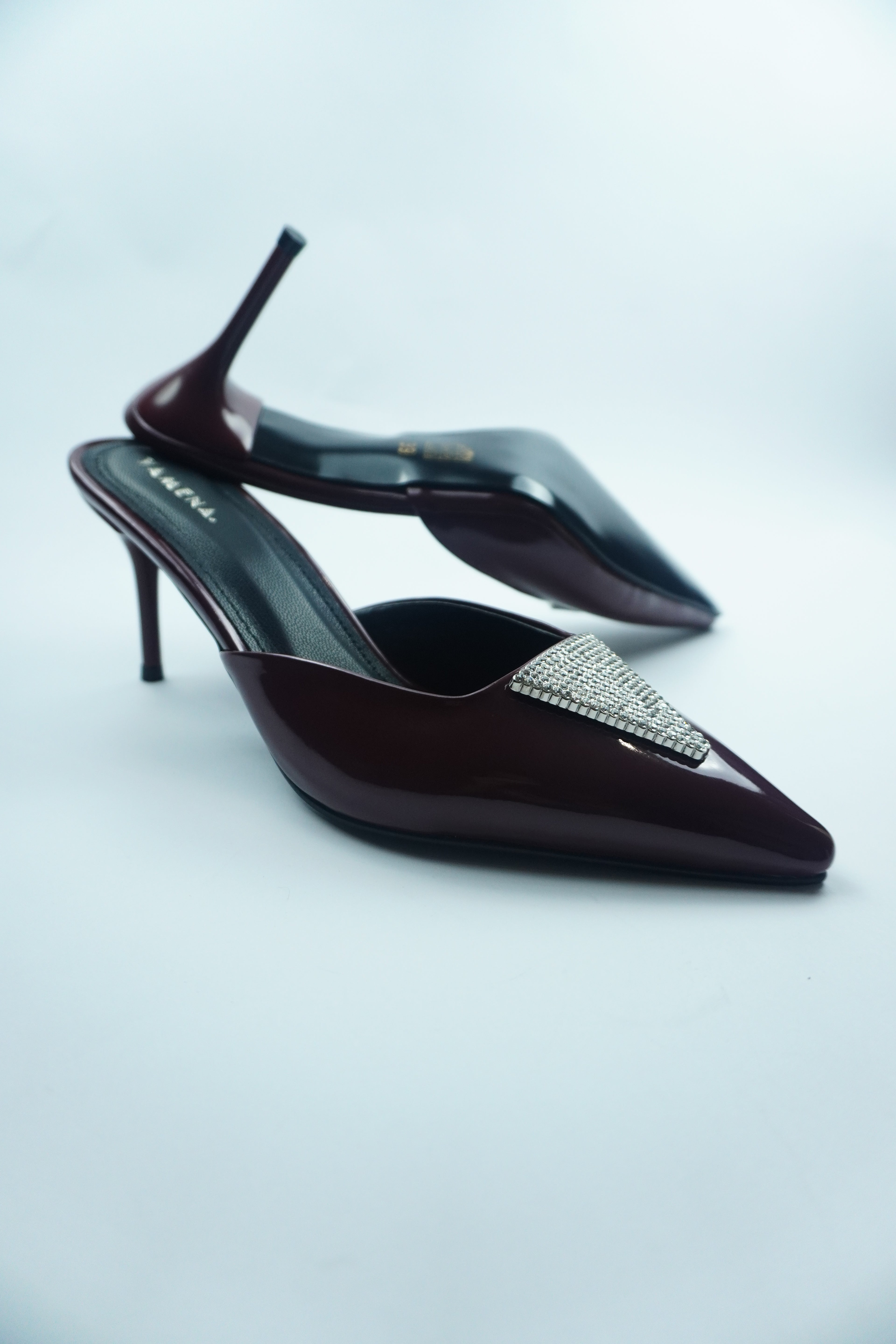 B- ESCARPIN MULE VERNIS AVEC DÉTAIL CRISTAL YW-10.