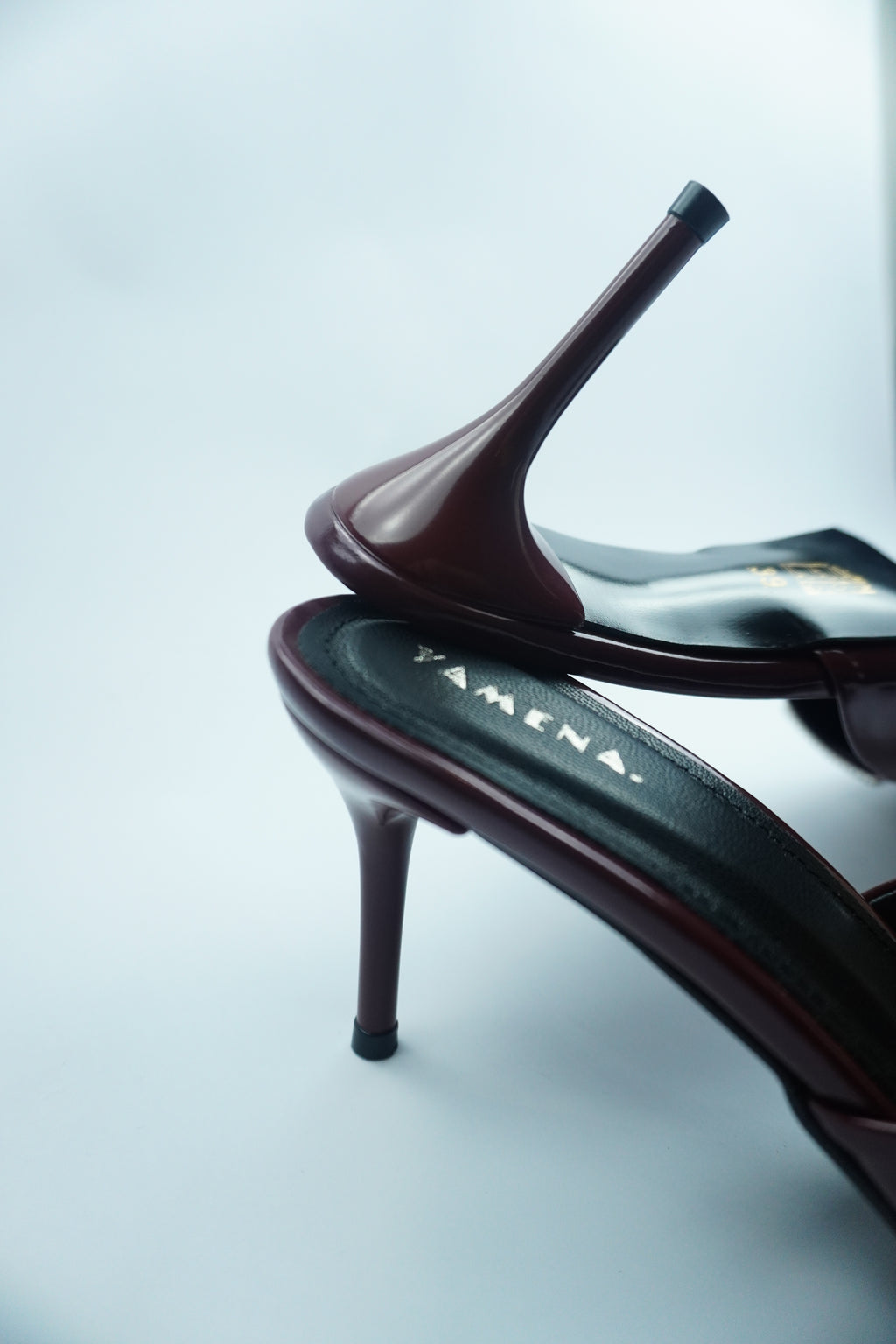 B- ESCARPIN MULE VERNIS AVEC DÉTAIL CRISTAL YW-10.