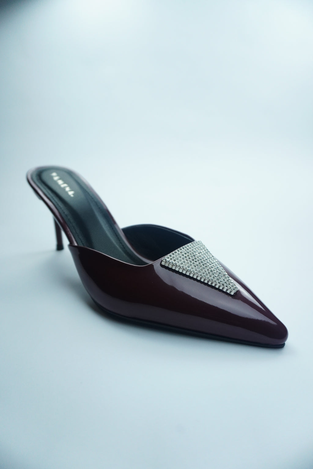 B- ESCARPIN MULE VERNIS AVEC DÉTAIL CRISTAL YW-10.