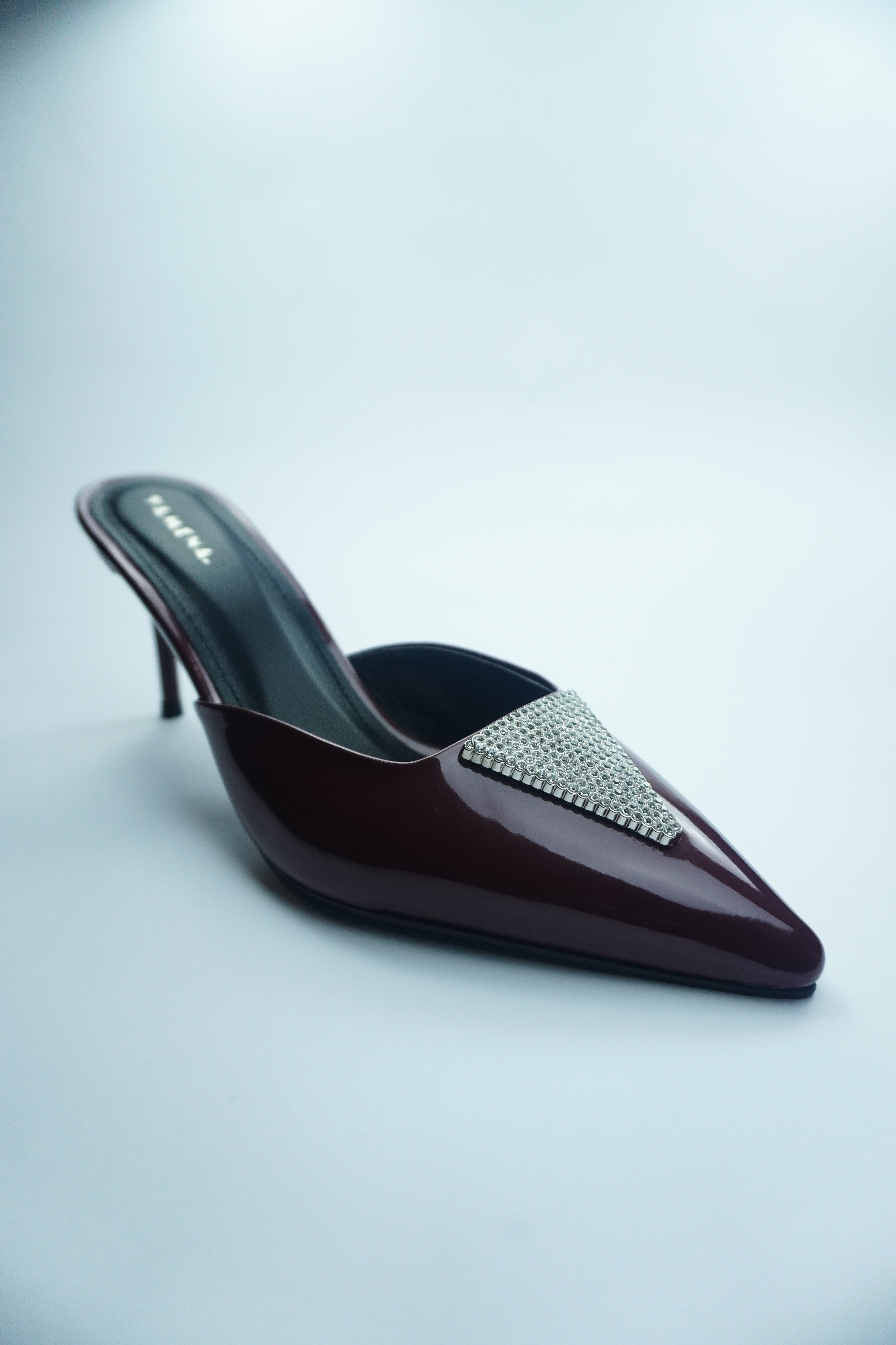 B- ESCARPIN MULE VERNIS AVEC DÉTAIL CRISTAL YW-10.