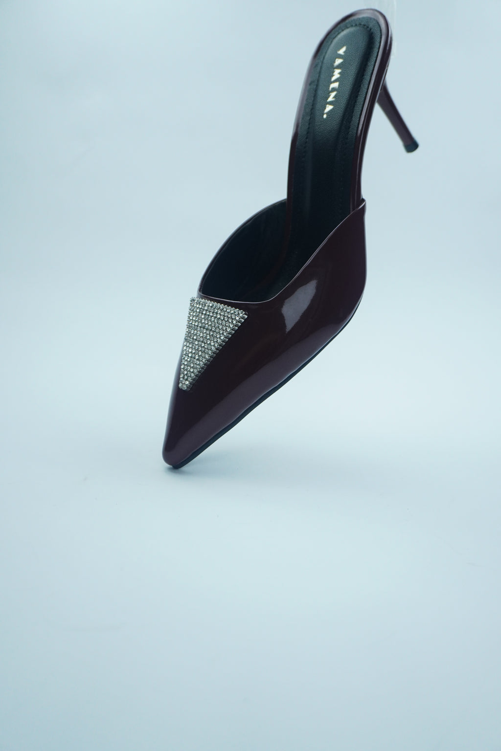 B- ESCARPIN MULE VERNIS AVEC DÉTAIL CRISTAL YW-10.