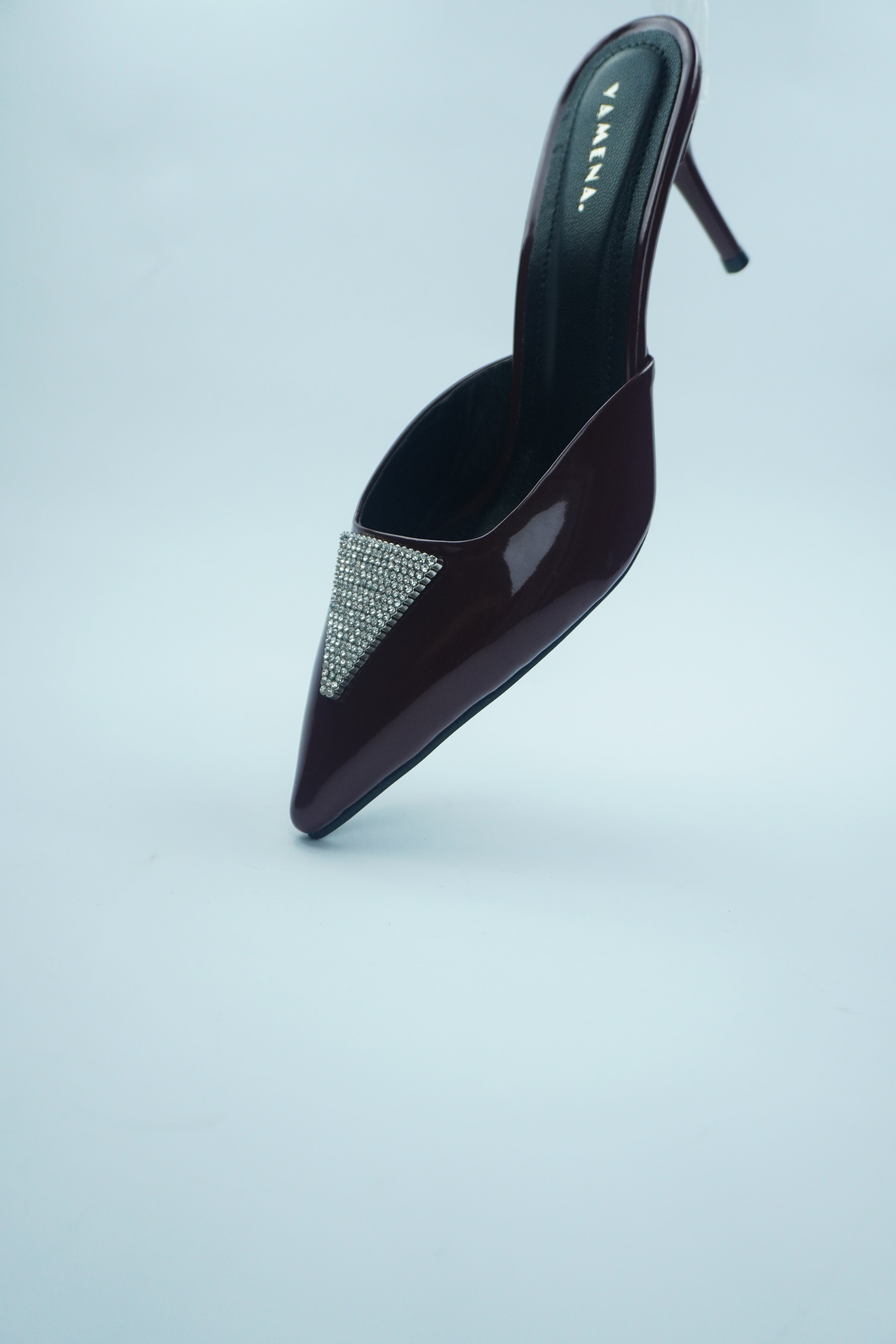 B- ESCARPIN MULE VERNIS AVEC DÉTAIL CRISTAL YW-10.