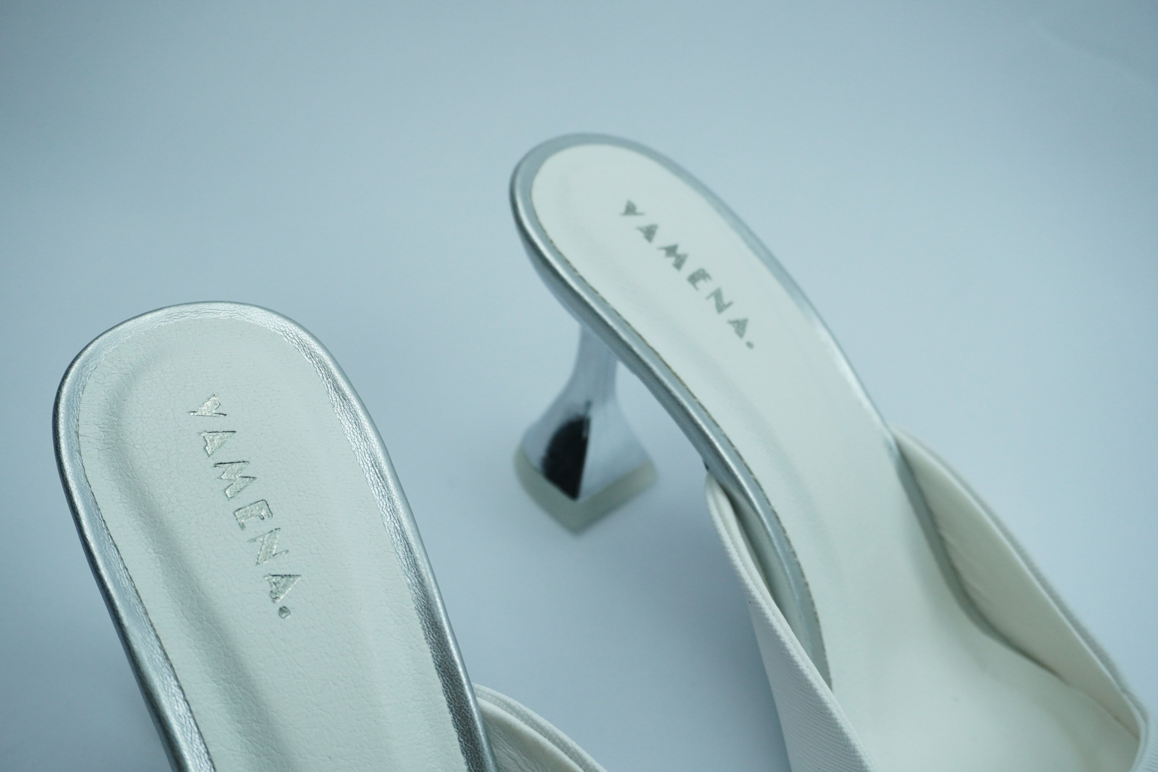 ESCARPIN MARRIÉE-MULE BLANCHE AVEC TALON ARGENTÉYW-7B