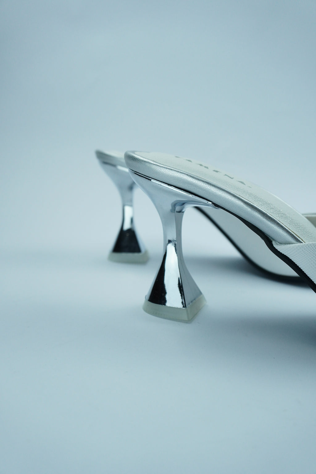 ESCARPIN MARRIÉE-MULE BLANCHE AVEC TALON ARGENTÉYW-7B