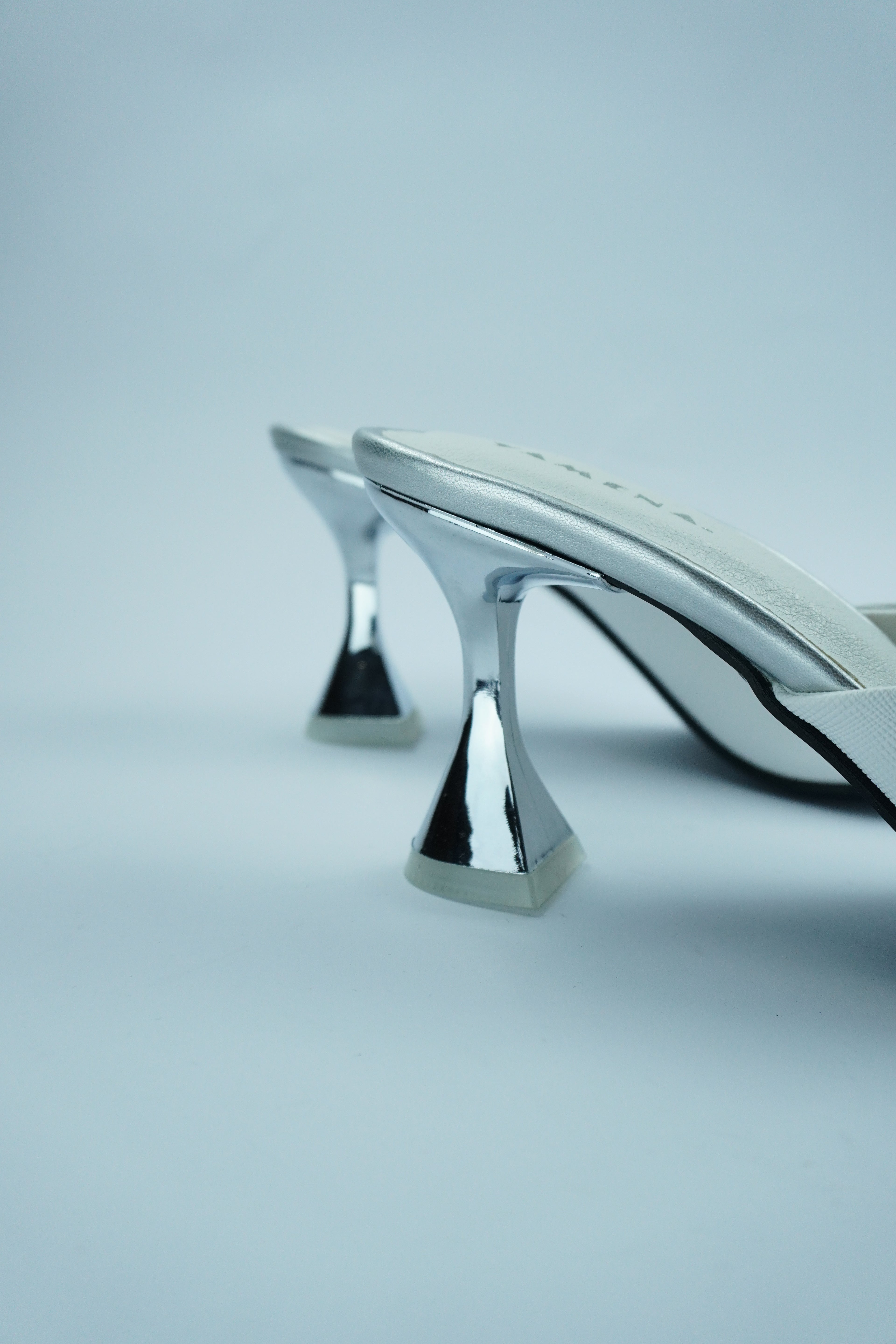 ESCARPIN MARRIÉE-MULE BLANCHE AVEC TALON ARGENTÉYW-7B