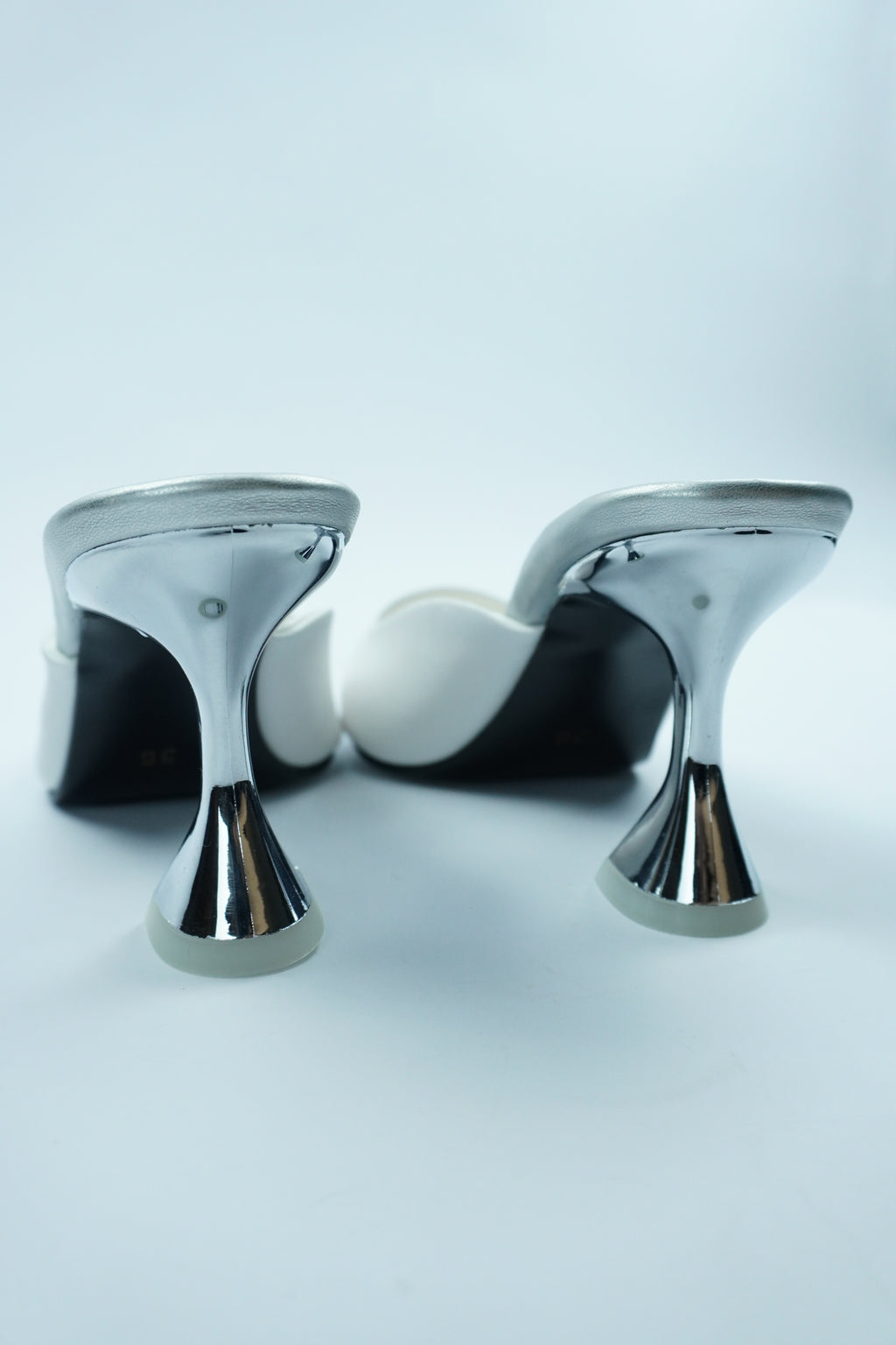 ESCARPIN MARRIÉE-MULE BLANCHE AVEC TALON ARGENTÉYW-7B