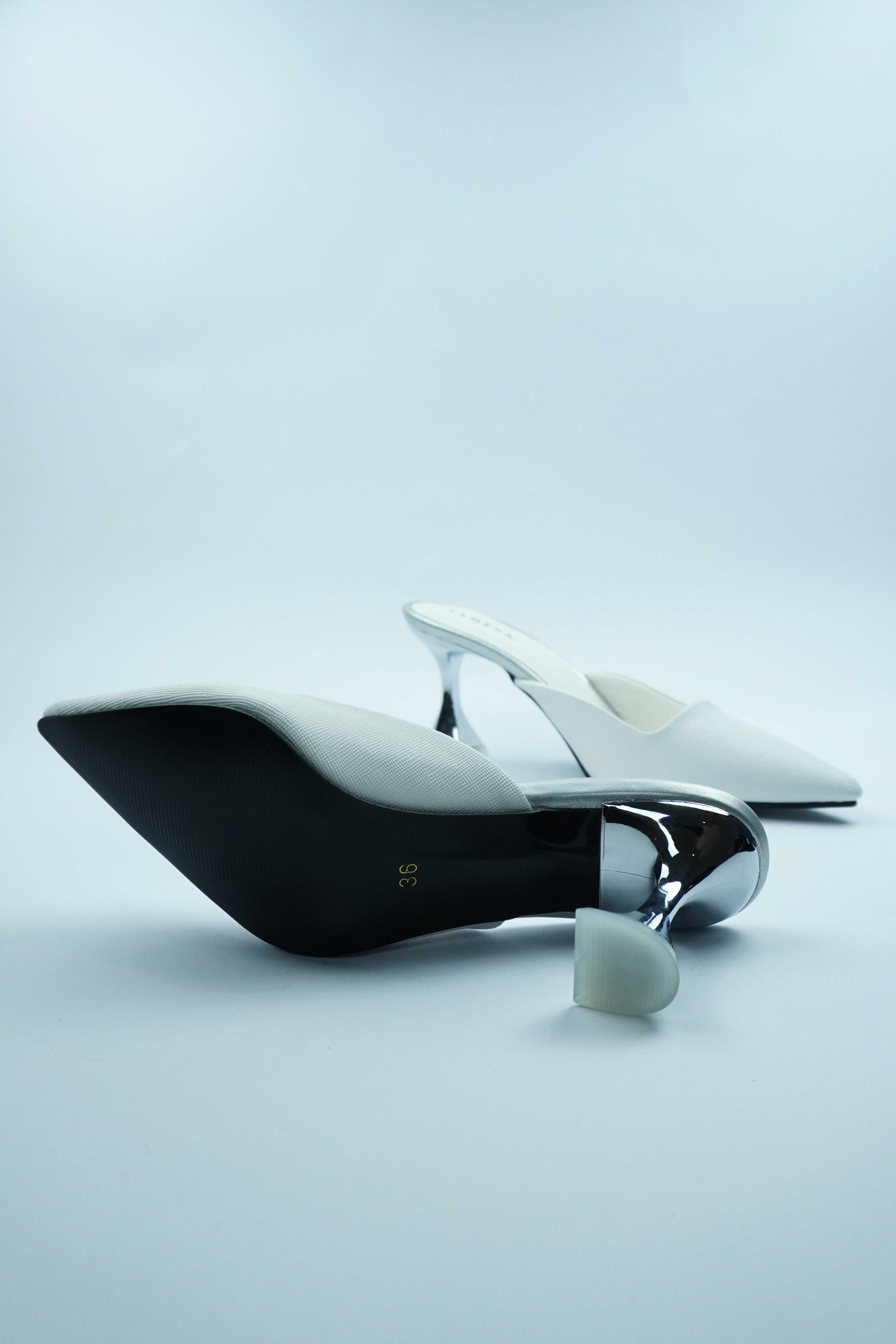 ESCARPIN MARRIÉE-MULE BLANCHE AVEC TALON ARGENTÉYW-7B