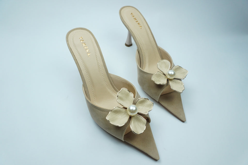 D- ÉLÉGANCE FLORALE – MULE AVEC DÉTAIL FLEUR ET PERLE YW-9
