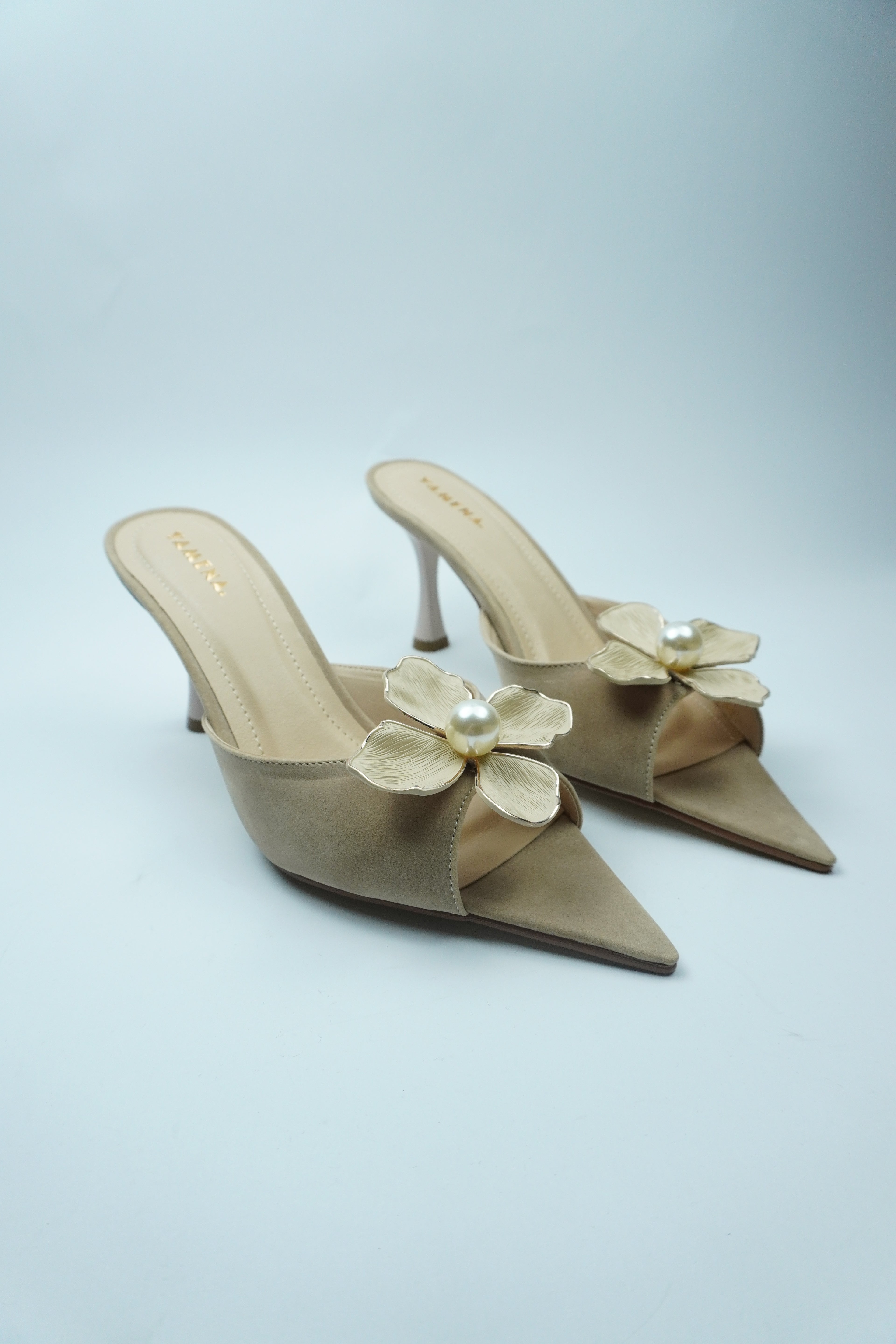 D- ÉLÉGANCE FLORALE – MULE AVEC DÉTAIL FLEUR ET PERLE YW-9