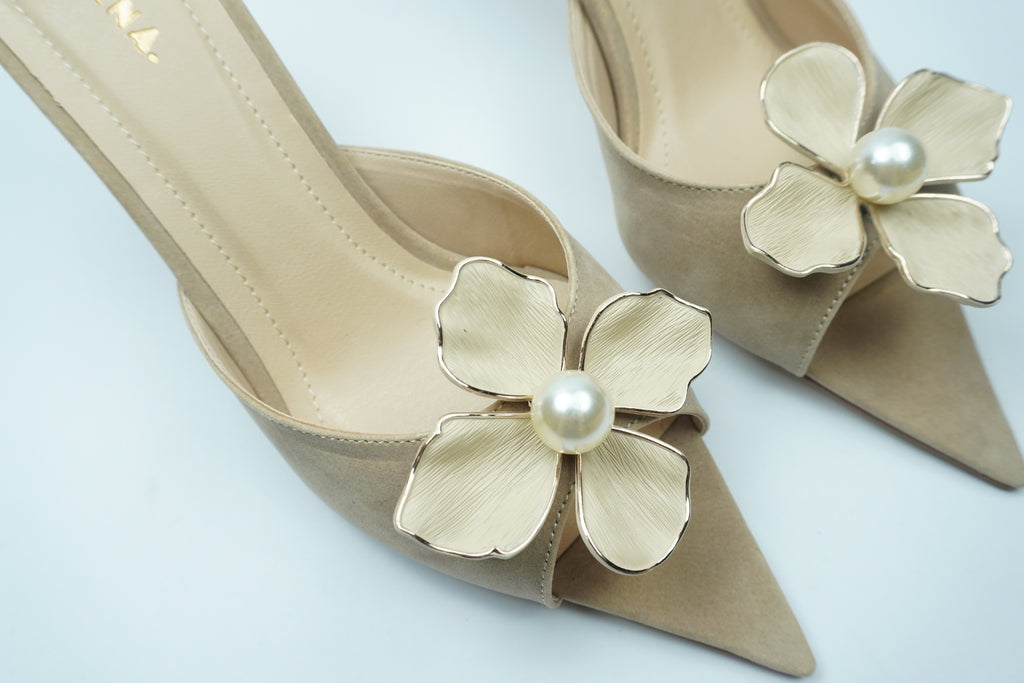 D- ÉLÉGANCE FLORALE – MULE AVEC DÉTAIL FLEUR ET PERLE YW-9