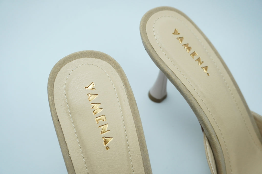 D- ÉLÉGANCE FLORALE – MULE AVEC DÉTAIL FLEUR ET PERLE YW-9