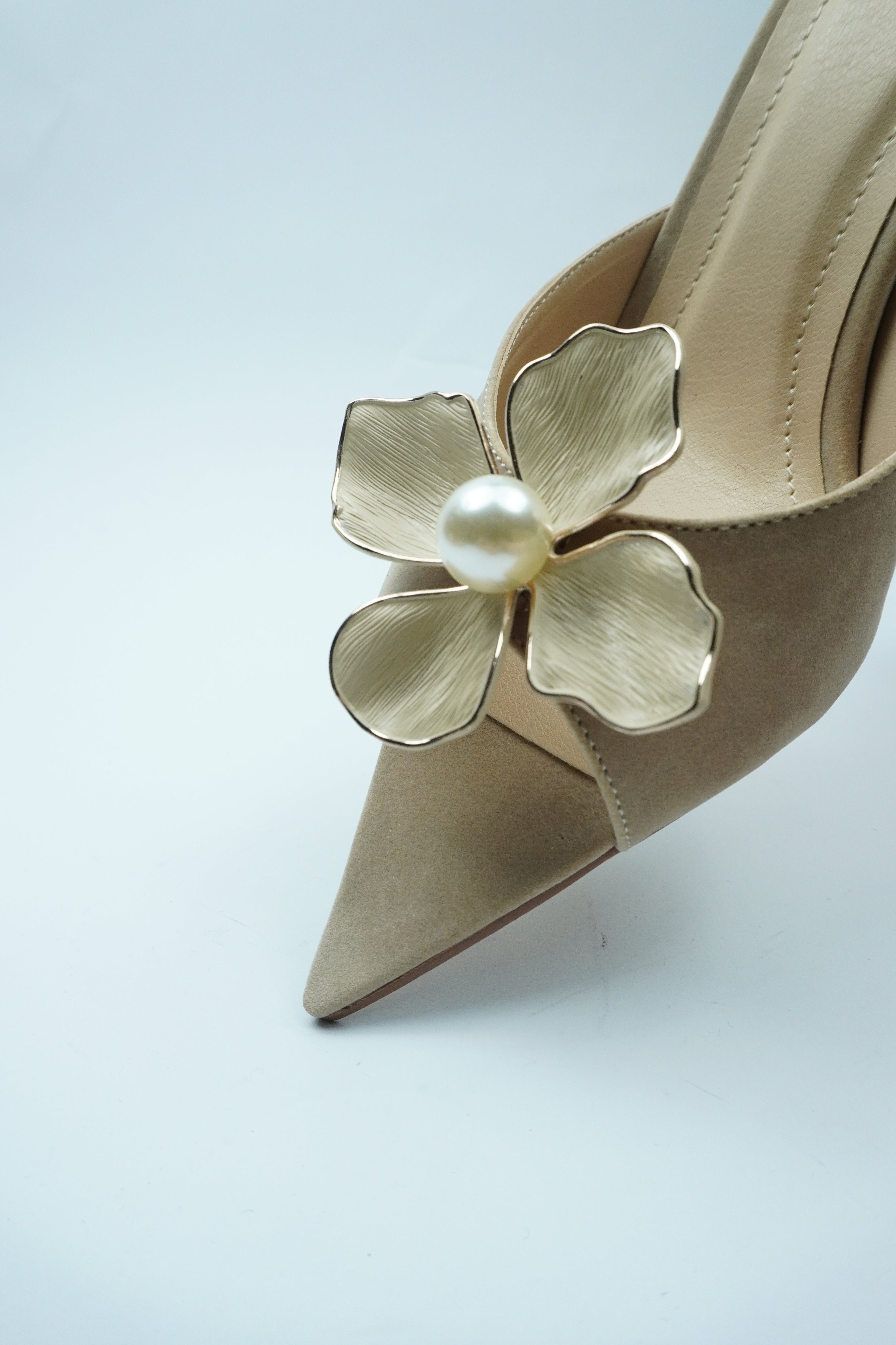 D- ÉLÉGANCE FLORALE – MULE AVEC DÉTAIL FLEUR ET PERLE YW-9