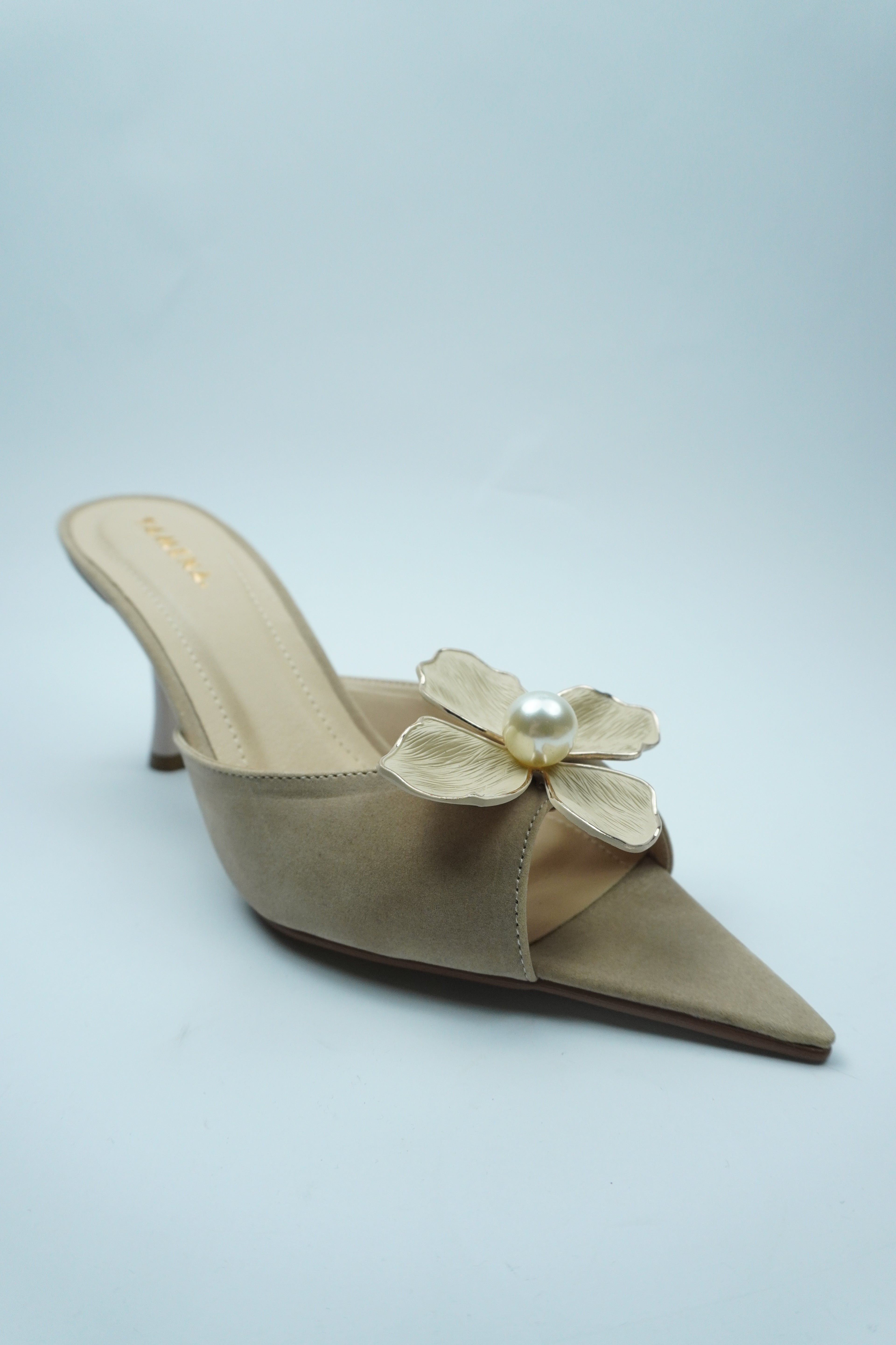 D- ÉLÉGANCE FLORALE – MULE AVEC DÉTAIL FLEUR ET PERLE YW-9