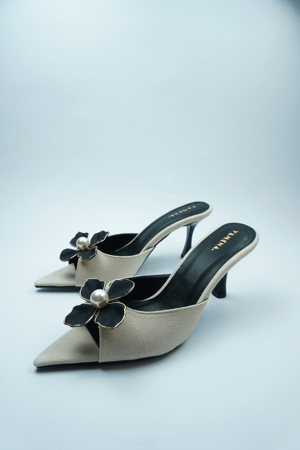 D- ÉLÉGANCE FLORALE – MULE AVEC DÉTAIL FLEUR ET PERLE YW-9