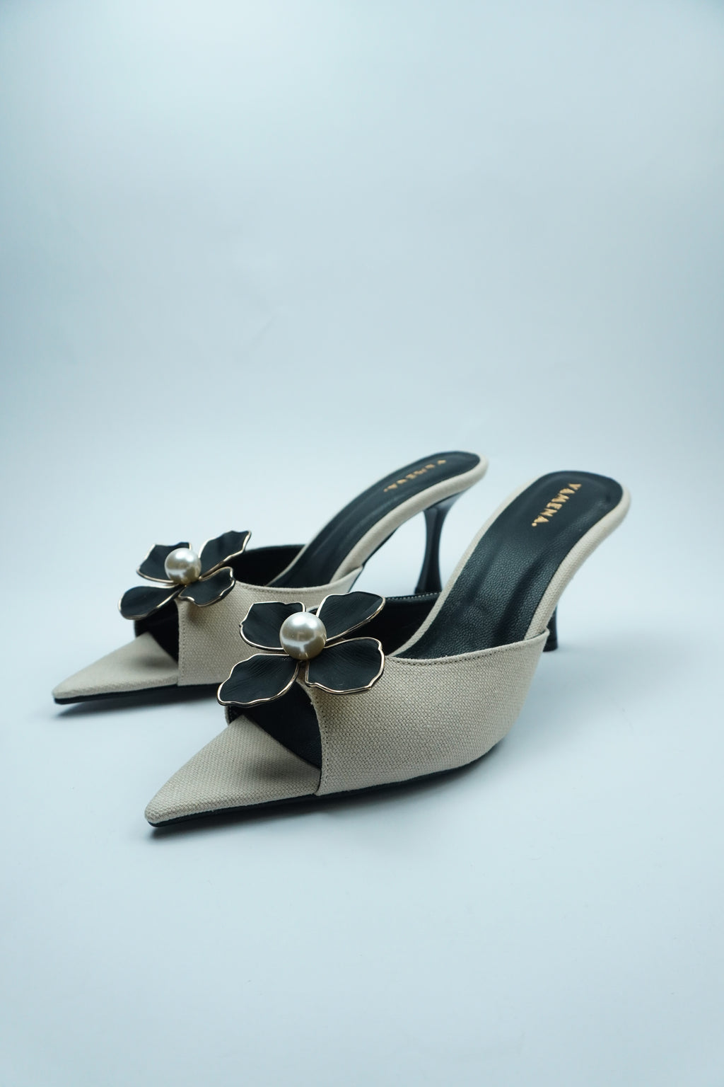 D- ÉLÉGANCE FLORALE – MULE AVEC DÉTAIL FLEUR ET PERLE YW-9