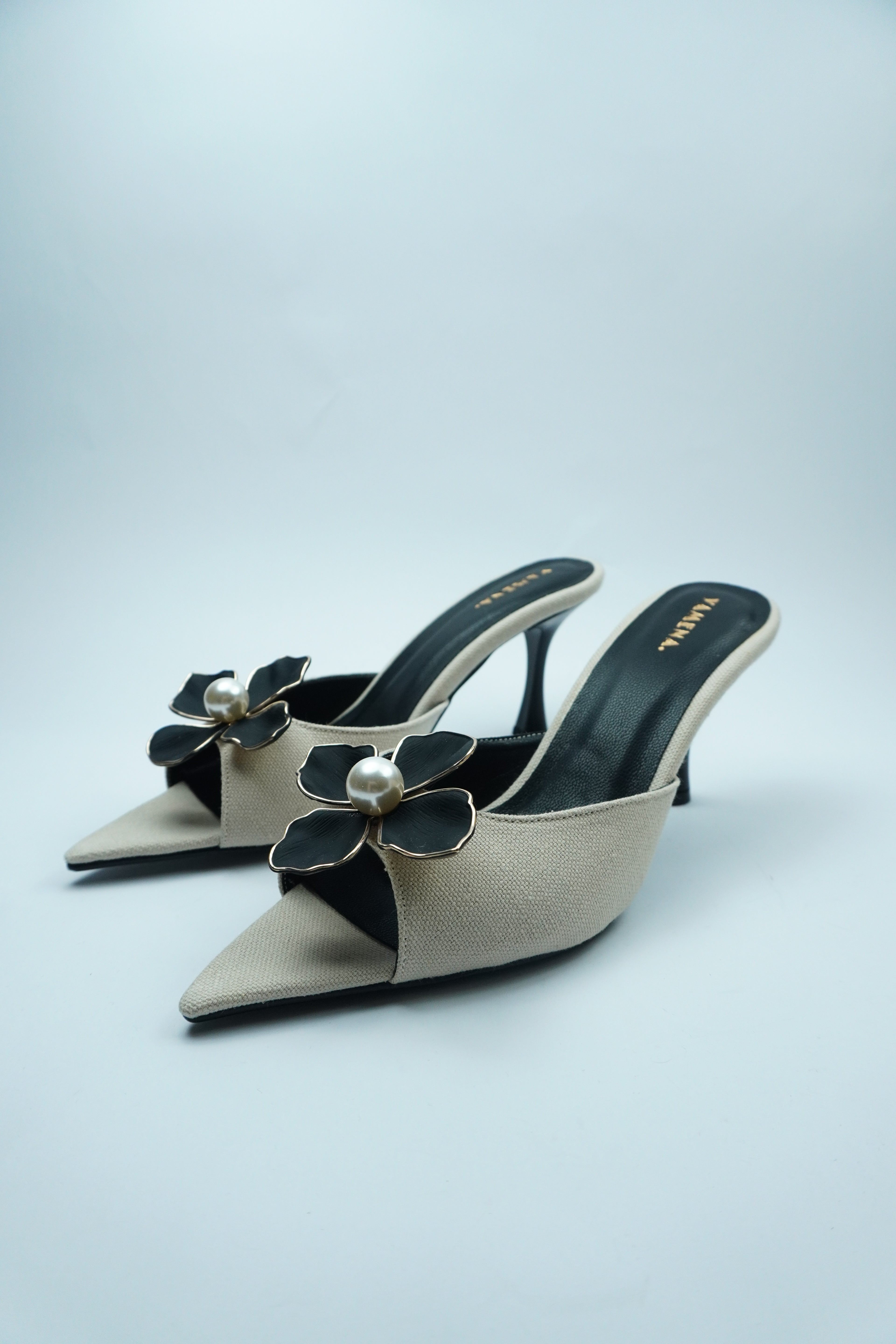 D- ÉLÉGANCE FLORALE – MULE AVEC DÉTAIL FLEUR ET PERLE YW-9