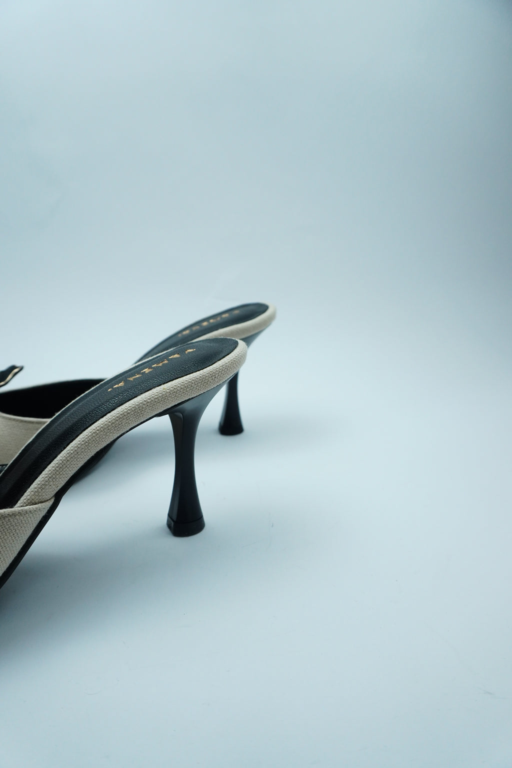 D- ÉLÉGANCE FLORALE – MULE AVEC DÉTAIL FLEUR ET PERLE YW-9