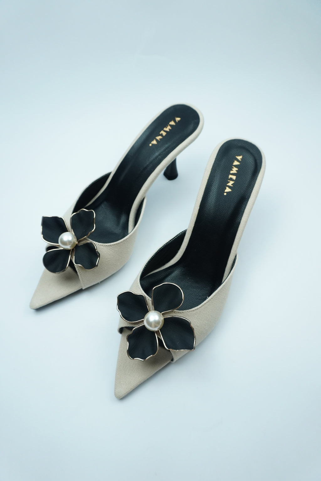 D- ÉLÉGANCE FLORALE – MULE AVEC DÉTAIL FLEUR ET PERLE YW-9