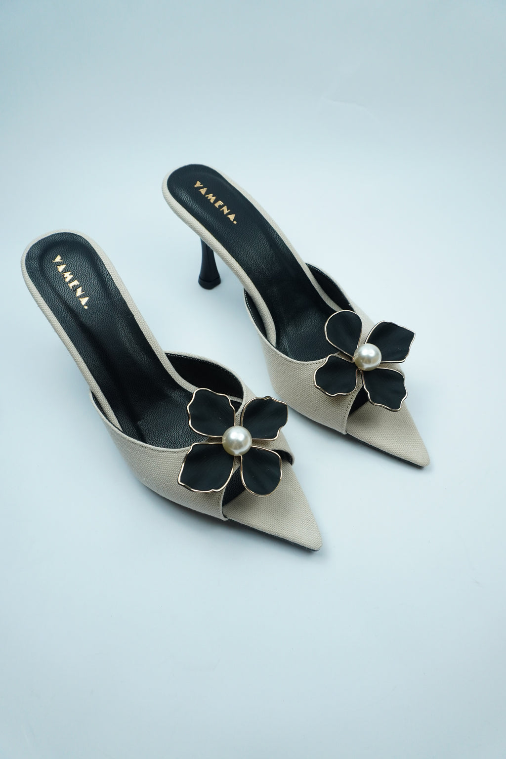 D- ÉLÉGANCE FLORALE – MULE AVEC DÉTAIL FLEUR ET PERLE YW-9