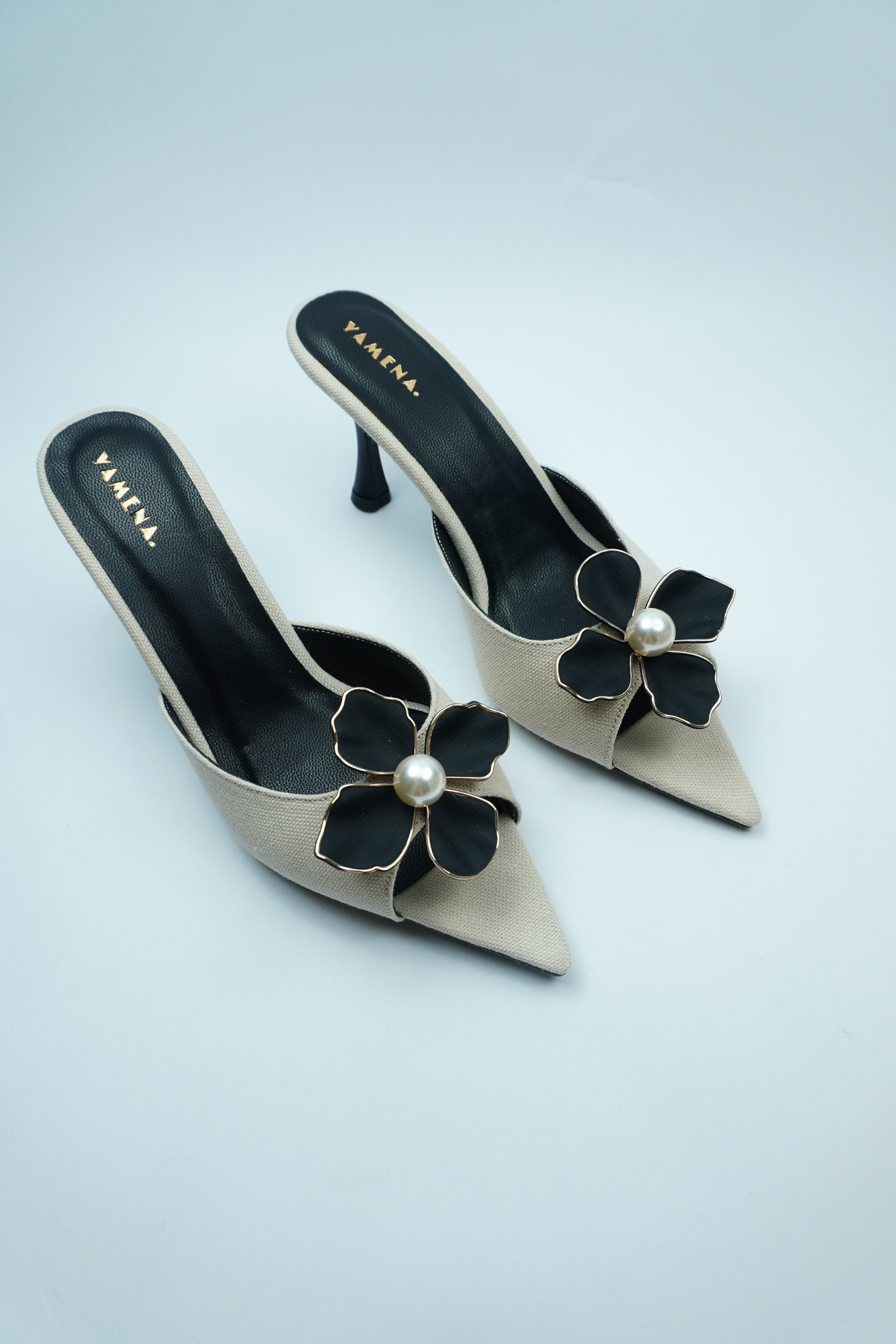 D- ÉLÉGANCE FLORALE – MULE AVEC DÉTAIL FLEUR ET PERLE YW-9