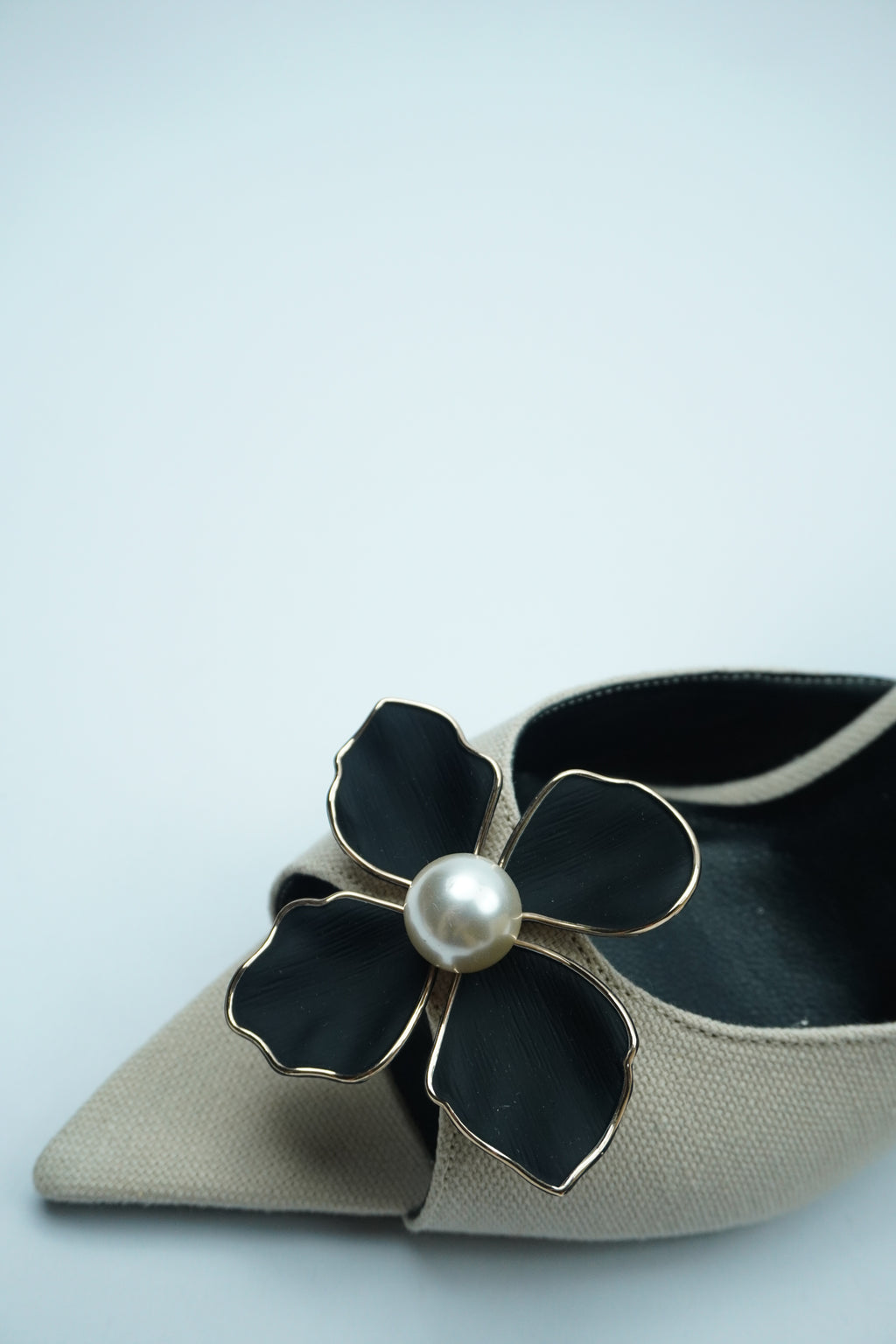 D- ÉLÉGANCE FLORALE – MULE AVEC DÉTAIL FLEUR ET PERLE YW-9