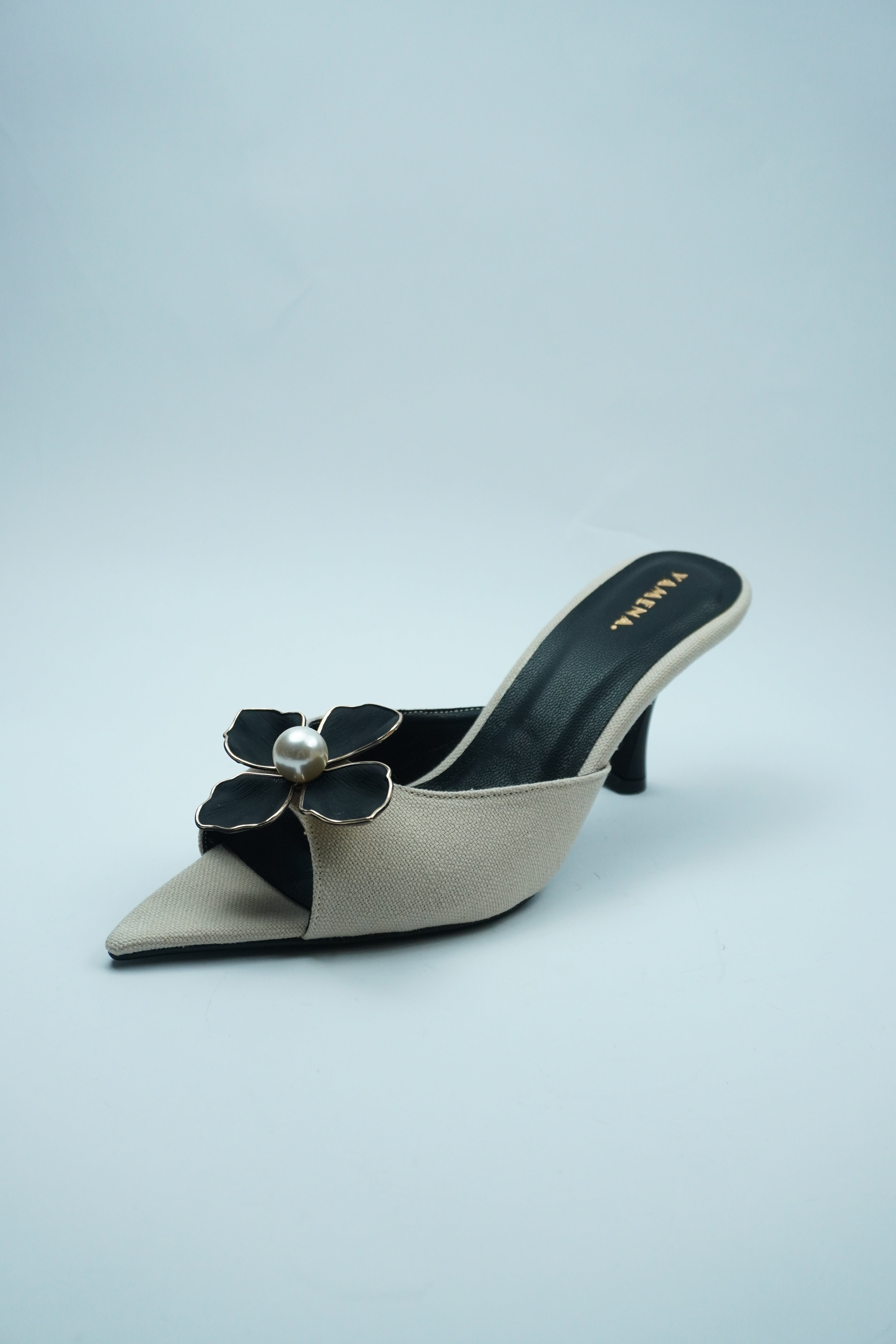 D- ÉLÉGANCE FLORALE – MULE AVEC DÉTAIL FLEUR ET PERLE YW-9