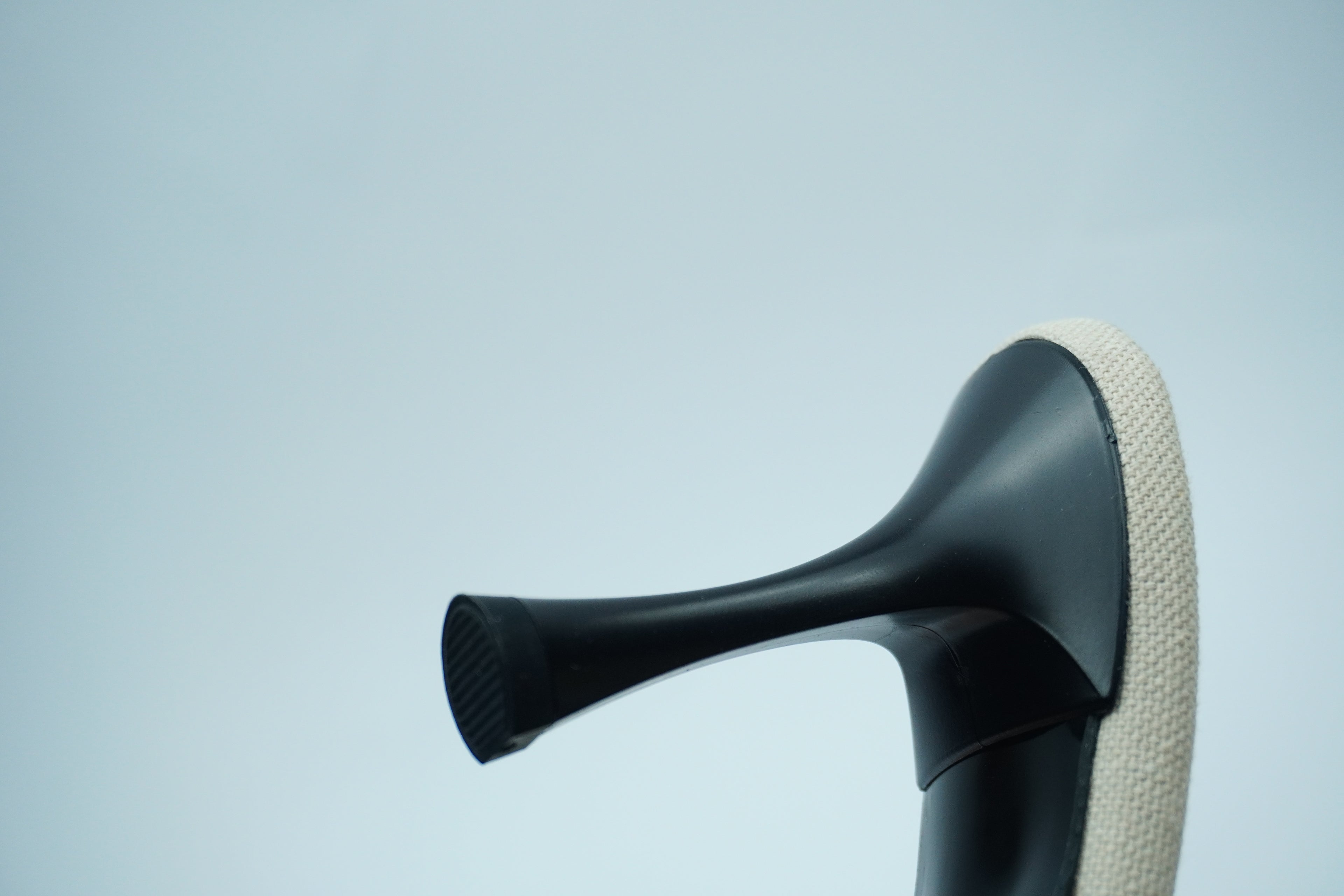 D- ÉLÉGANCE FLORALE – MULE AVEC DÉTAIL FLEUR ET PERLE YW-9