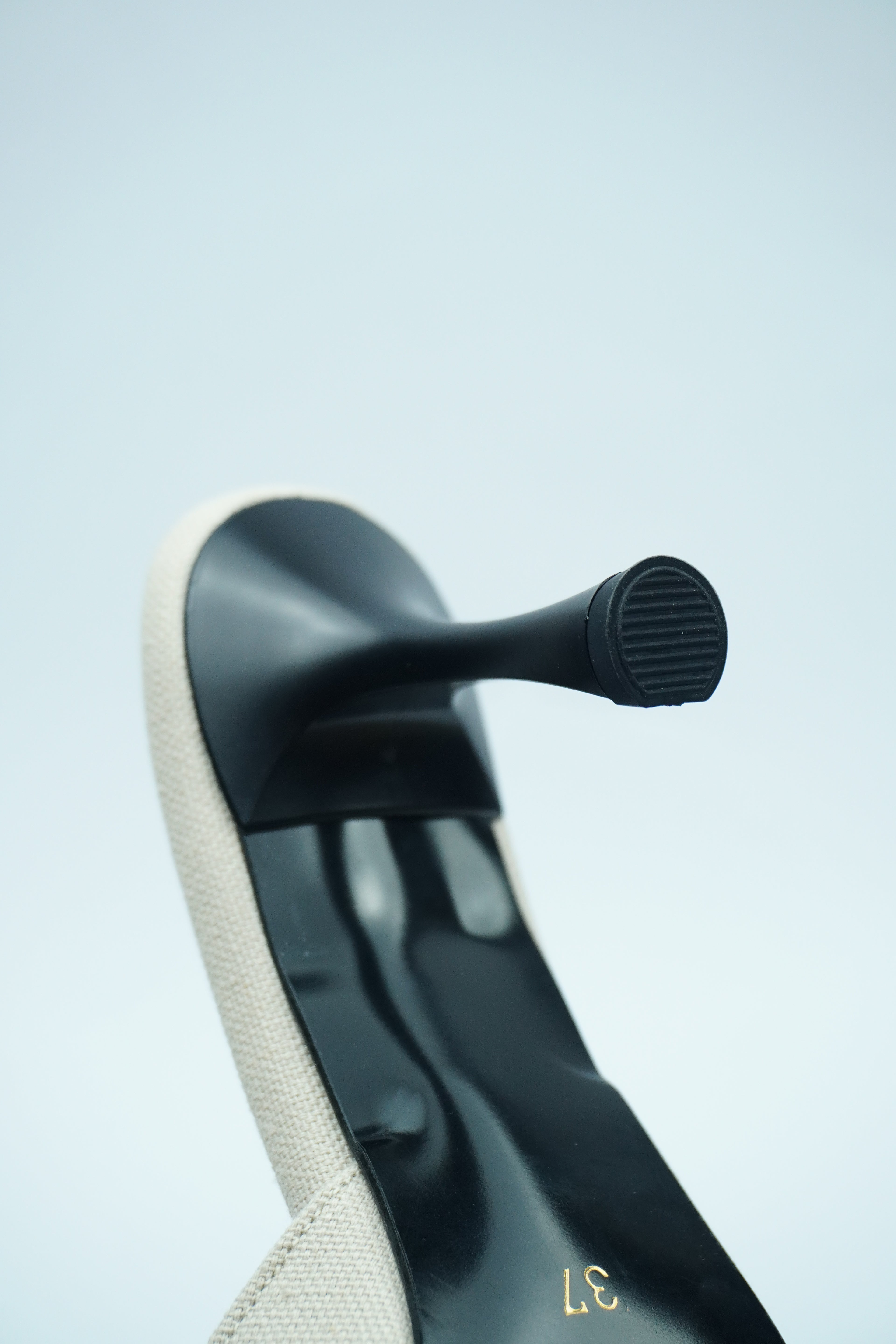 D- ÉLÉGANCE FLORALE – MULE AVEC DÉTAIL FLEUR ET PERLE YW-9