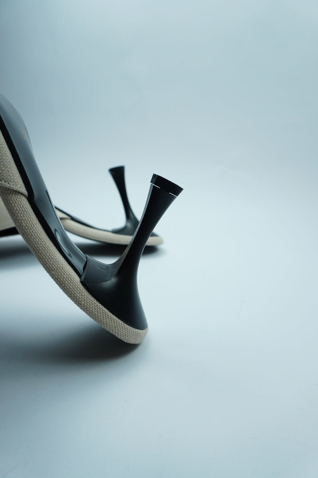 D- ÉLÉGANCE FLORALE – MULE AVEC DÉTAIL FLEUR ET PERLE YW-9