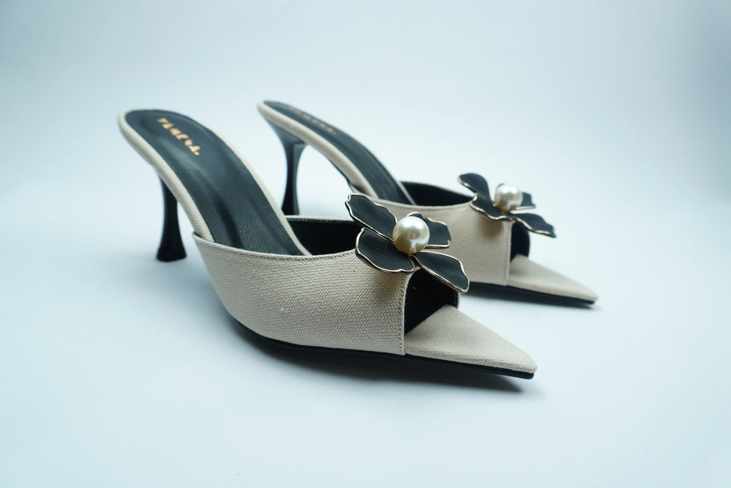 D- ÉLÉGANCE FLORALE – MULE AVEC DÉTAIL FLEUR ET PERLE YW-9