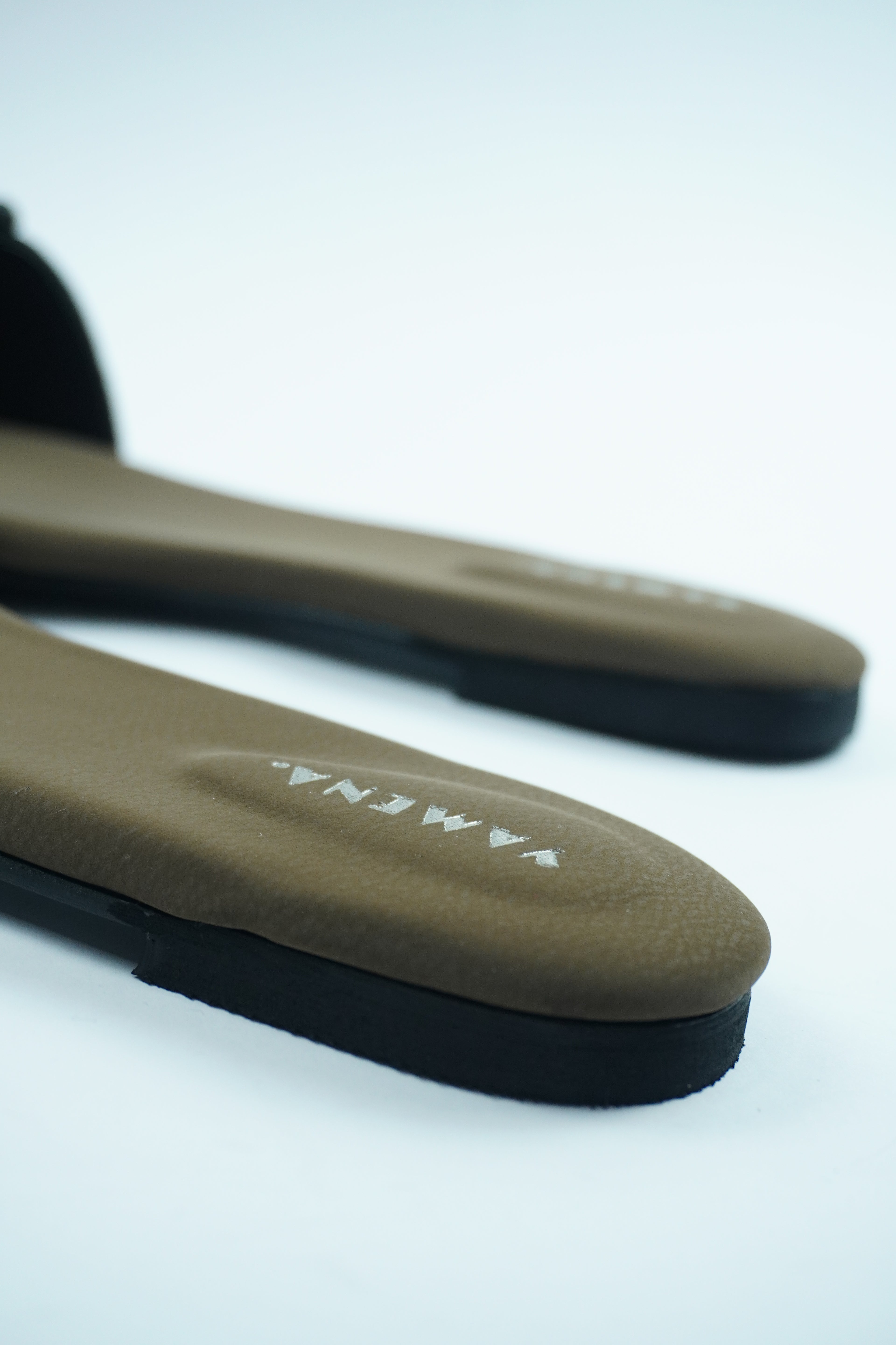 CONFORT ET STYLE – SANDALE PLATE ÉLÉGANTE YW-14